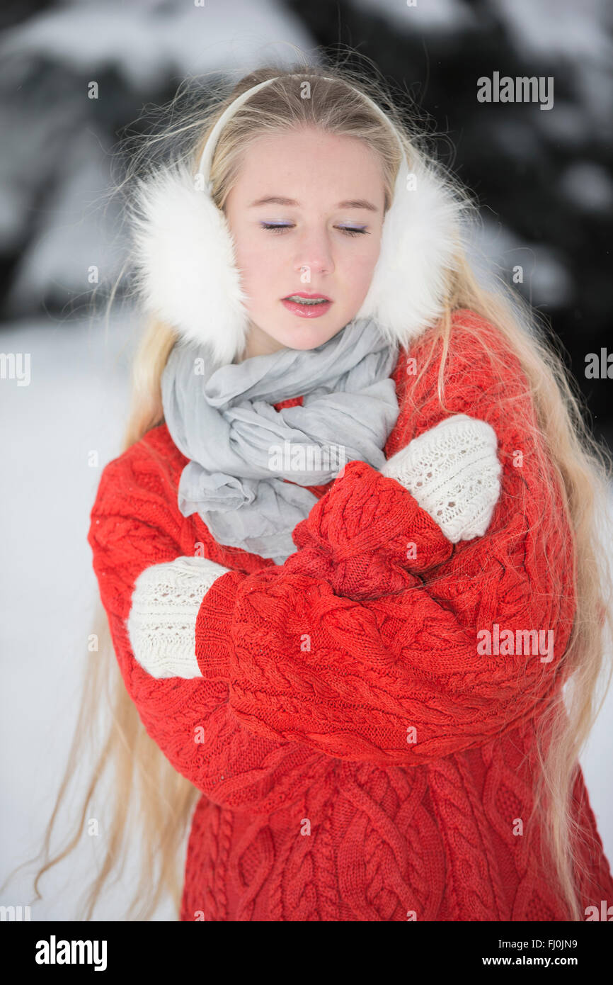 Schönes Mädchen hört Musik über Kopfhörer auf der Straße. Weihnachten Stockfoto