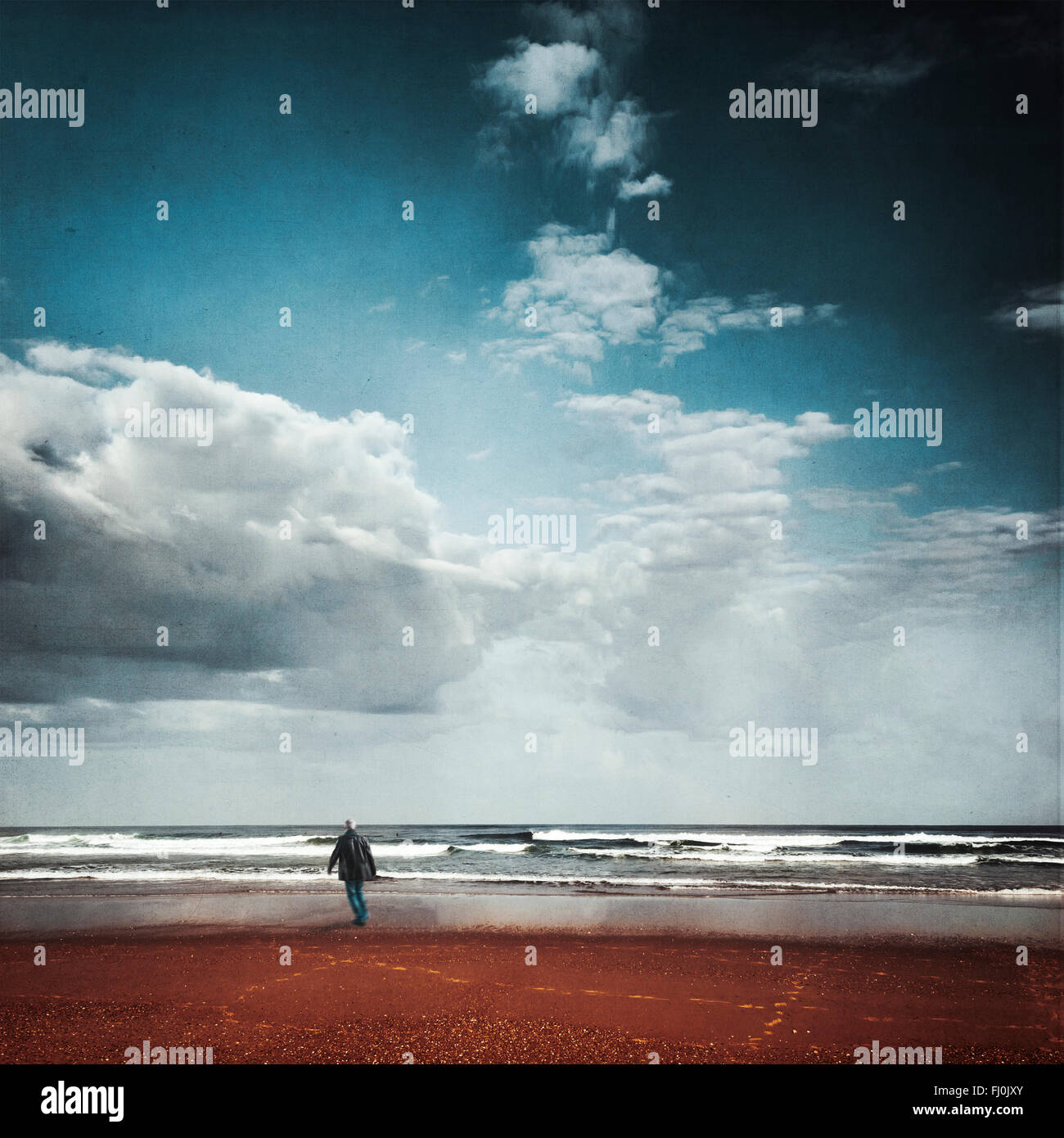 Frankreich, Contis-Plage, Mann zu Fuß auf den Strand mit Blick auf das Meer, strukturierte Effekt Stockfoto