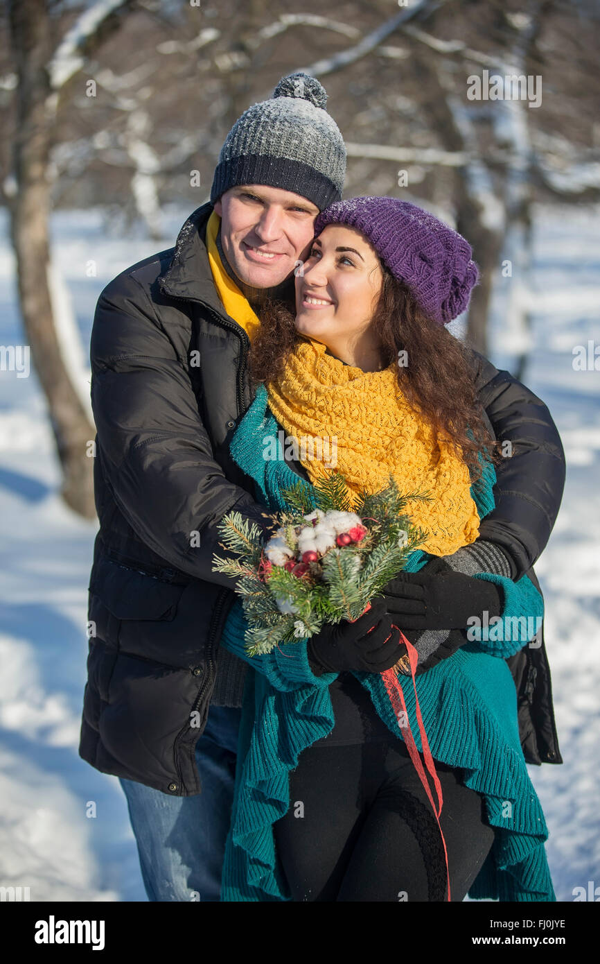 Elegante junges Paar im Winter Apfelgarten, eine Liebesgeschichte. Weihnachten Stockfoto