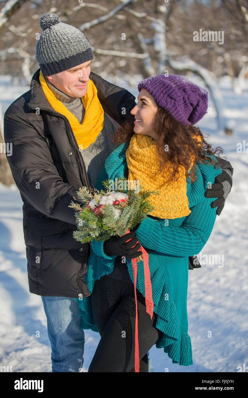 Elegante junges Paar im Winter Apfelgarten, eine Liebesgeschichte. Weihnachten Stockfoto