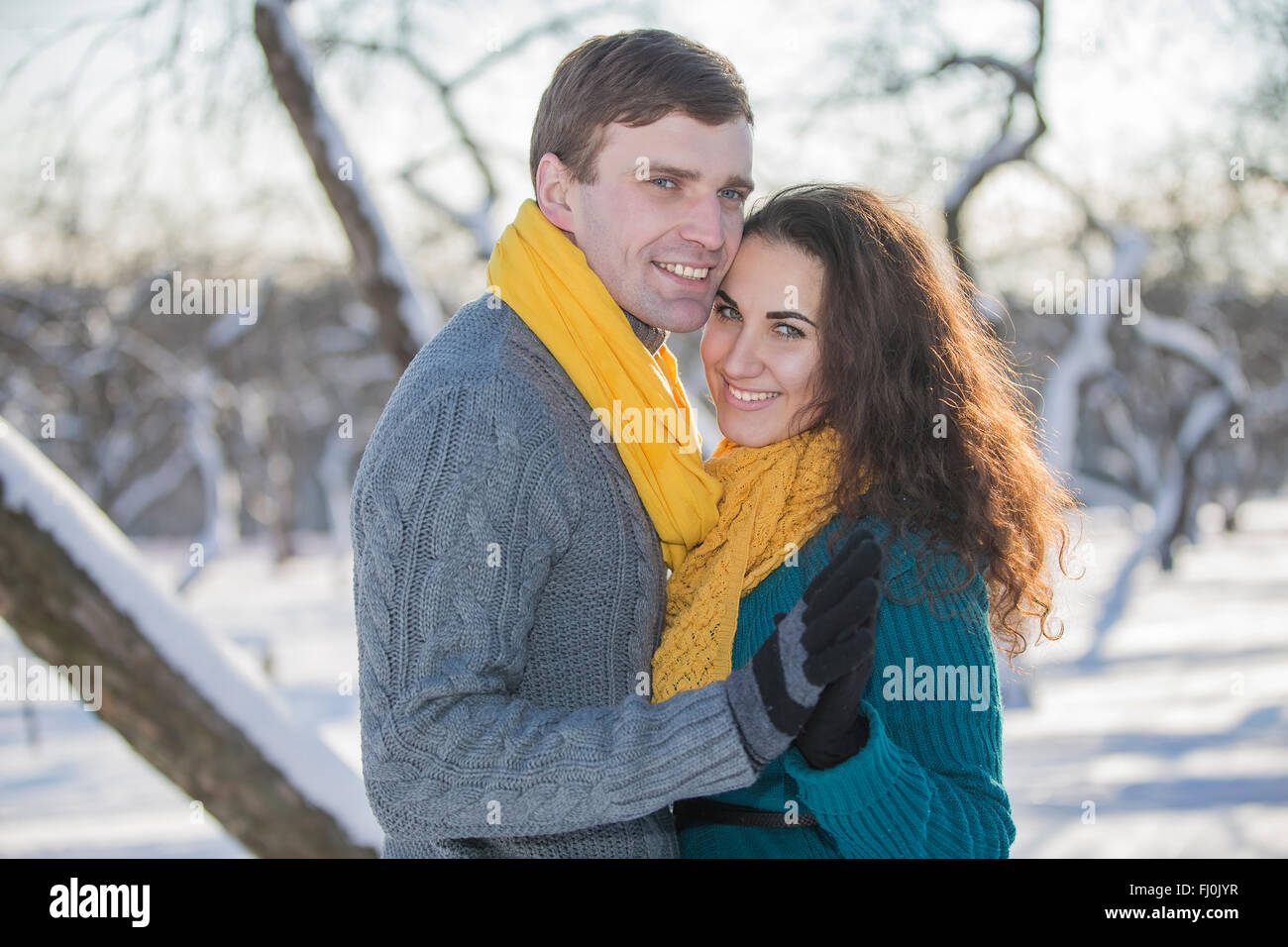 Elegante junges Paar im Winter Apfelgarten, eine Liebesgeschichte. Weihnachten Stockfoto
