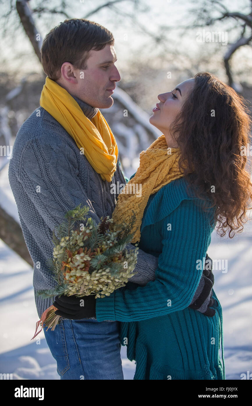 Elegante junges Paar im Winter Apfelgarten, eine Liebesgeschichte. Weihnachten Stockfoto