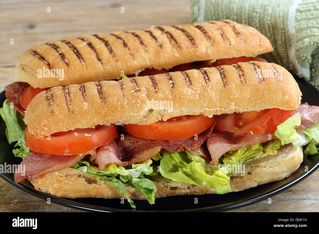 frische Panini gefüllt mit knusprigem Speck Salat und Tomate Stockfoto