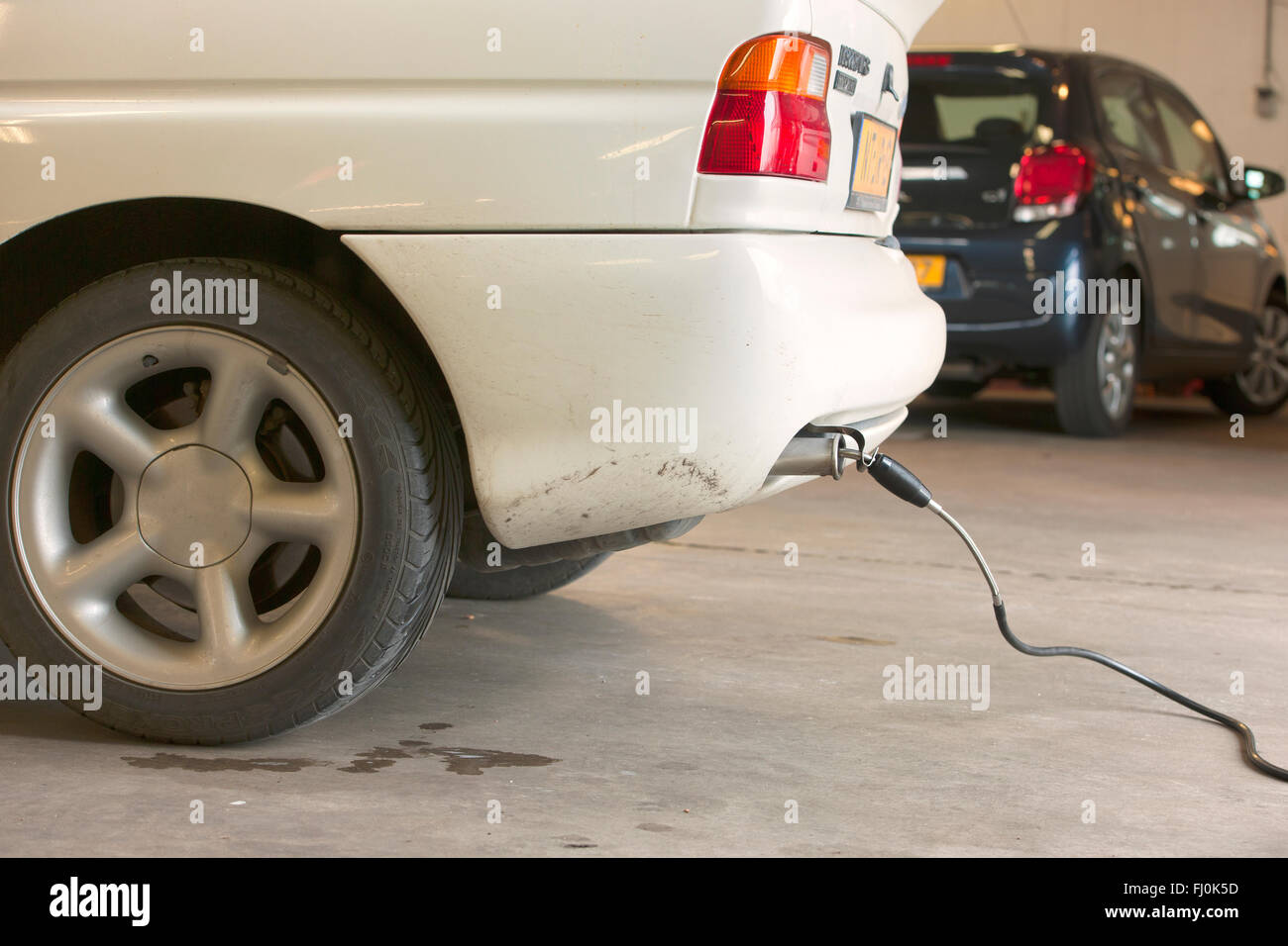 Überprüfung der Abgas-Emissionen eines PKW während der jährliche Sicherheitsüberprüfung Stockfoto