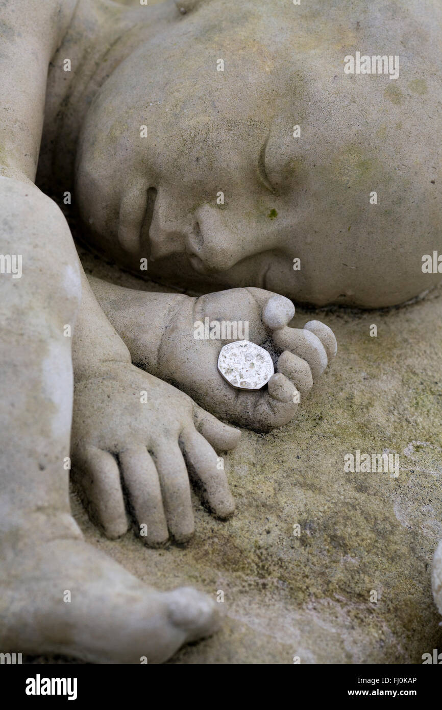 Eine Skulptur von einem schlafenden Baby gemacht aus Stein im Garten der Erinnerung für Unschuld Stockfoto