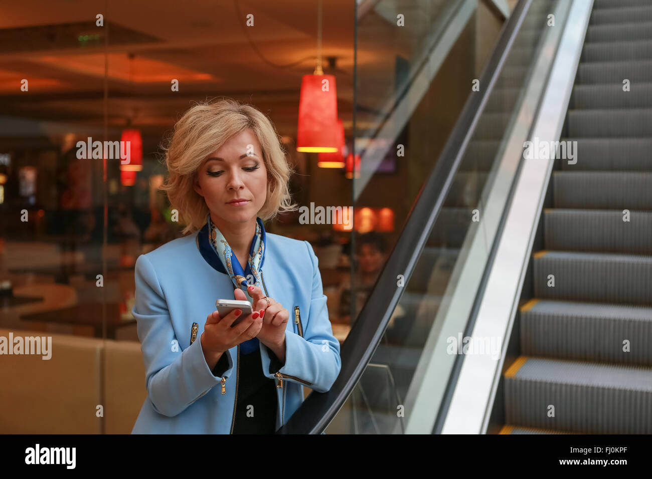 Pin-Up-Mädchen sagte über Geschäfte über das Telefon Stockfoto