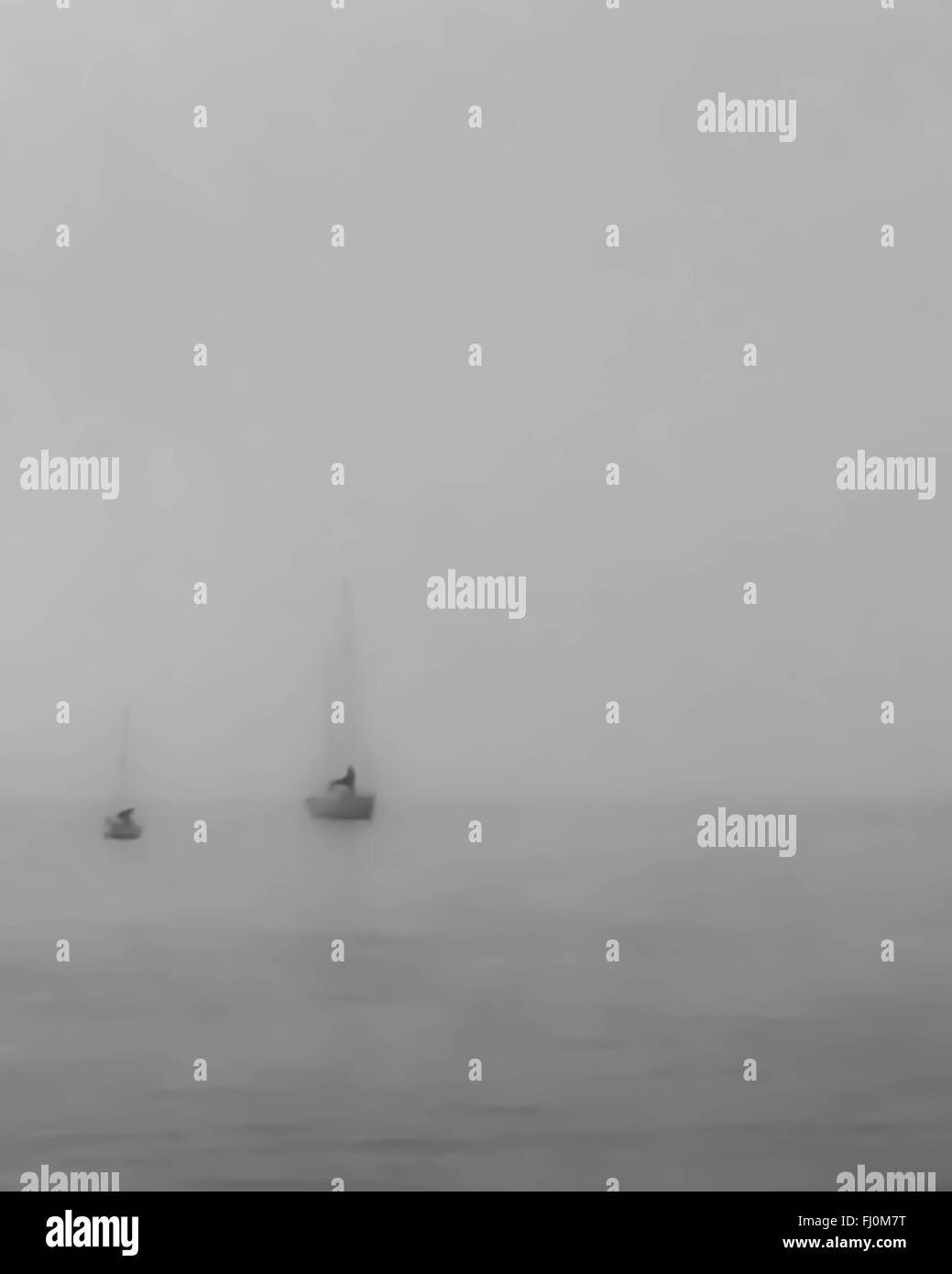 Segelboote, eingehüllt in Nebel in Santa Monica, Kalifornien in der Nähe von Marina Del Rey foggy June Gloom in schwarz / weiß Stockfoto