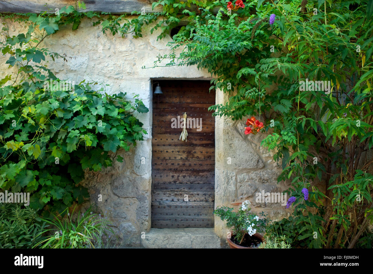 Fassade und Garten eines alten französischen Bauernhofes Stockfoto