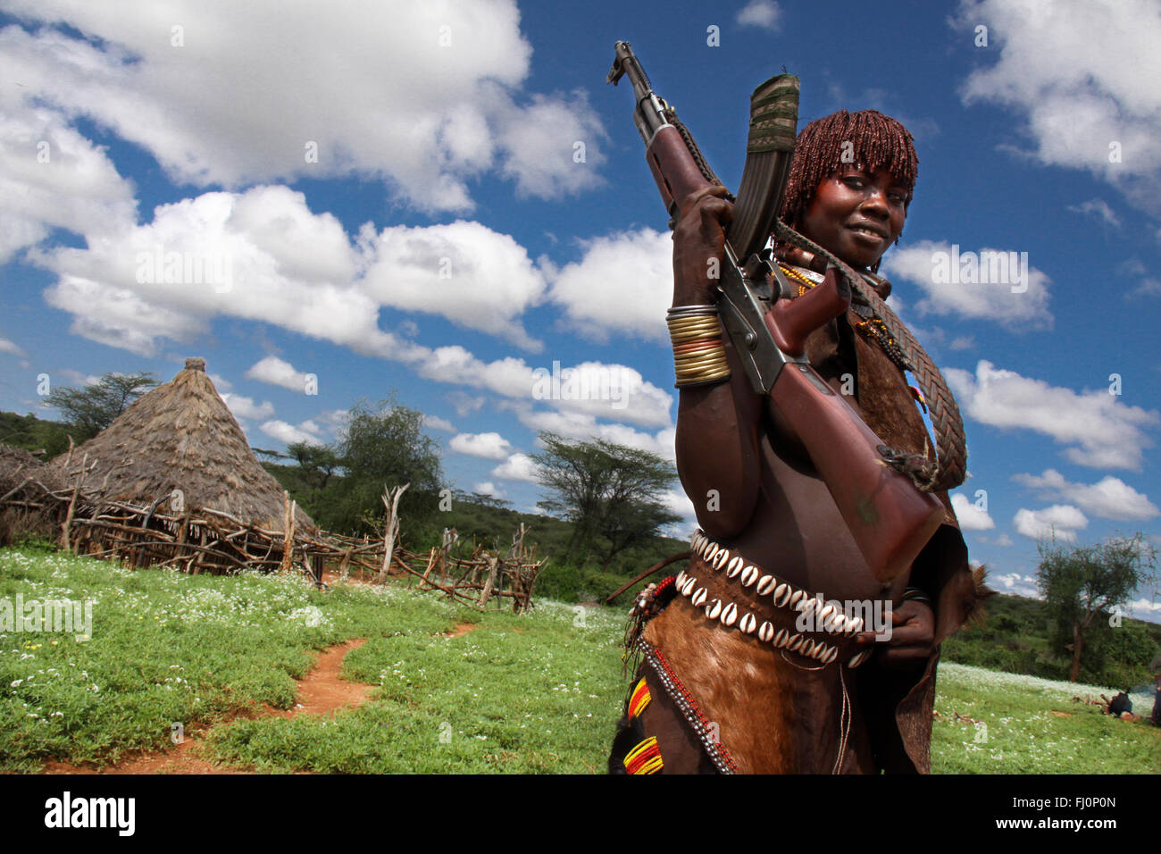 Äthiopische Frauen aus Hamer Stamm posiert mit einer Pistole in der Nähe von Turmi, Omo-Tal Stockfoto