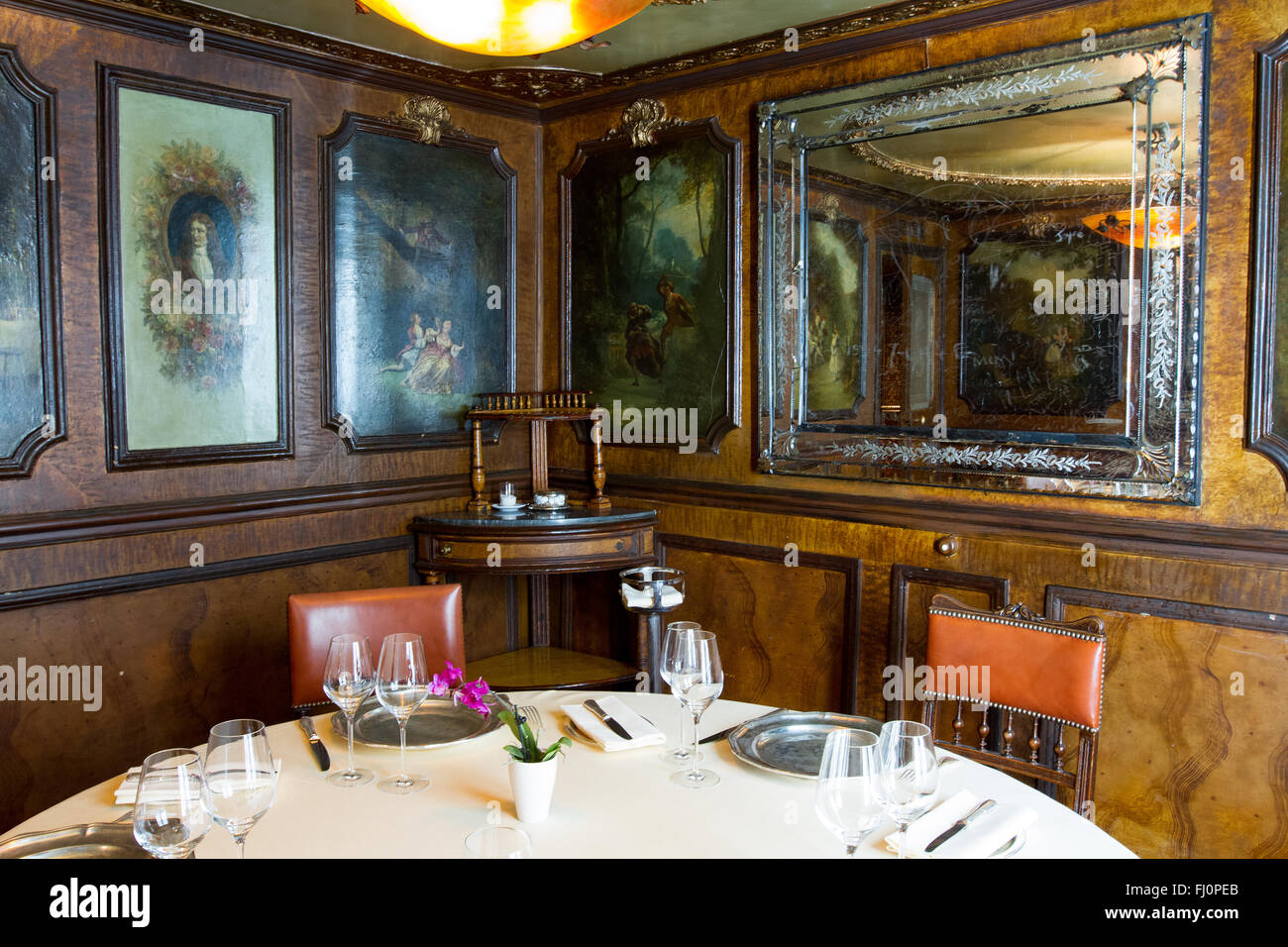 Eines der "Salon Privé" oder privaten Speisesaal an Lapérouse Restaurant Paris Frankreich Stockfoto