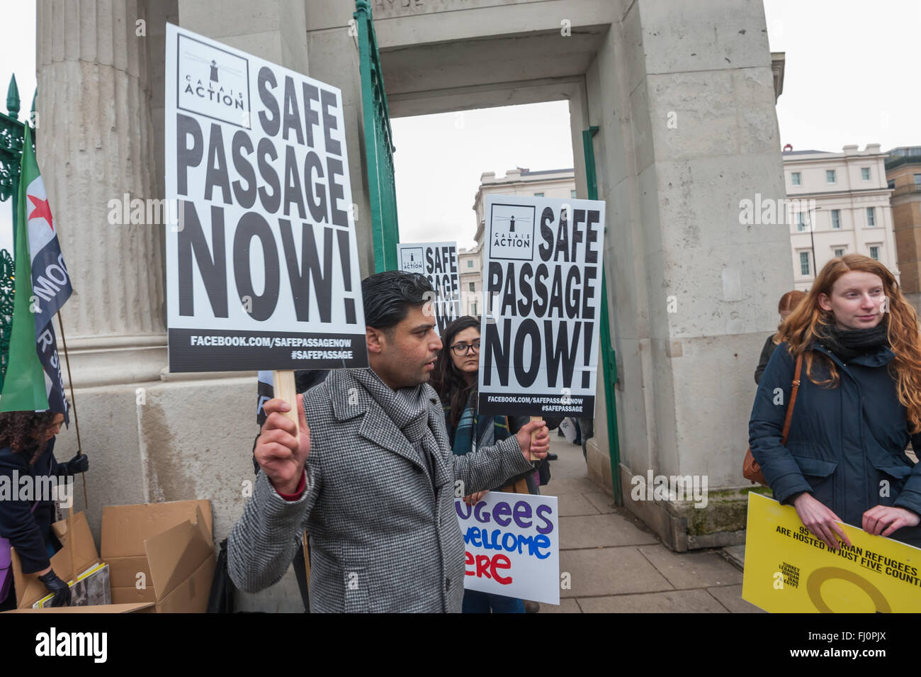 London, UK. 27. Februar 2016. Menschen versammeln sich am Hyde Park Corner bis März zu einer Kundgebung am Marble Arch am selben Tag als Proteste in anderen Städten in ganz Europa zu fordern, dass Behörden und Regierungen jetzt Maßnahmen ergreifen, um sicheres Geleit Routen für alle Flüchtlinge und Asylsuchende, die Schutz in Europa suchen zu öffnen. Sie wollen ein Ende der Toten an den Grenzen und der Flüchtlinge in ihren Besitz zu halten und mit ihren Familien zusammengeführt werden dürfen. Peter Marshall, Alamy Live-Nachrichten Stockfoto