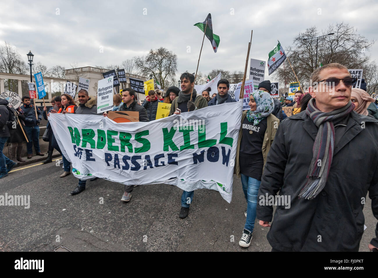 London, UK. 27. Februar 2016. AAfter die Rallye am Marble Arch Demonstranten auf den europäischen Aktionstag für Flüchtlinge zum Trafalgar Square vor der CND marschierten "Stop Trident" marschieren auf der gleichen Strecke. Sie wollen ein Ende der Toten an den Grenzen und der Flüchtlinge in ihren Besitz zu halten und mit ihren Familien zusammengeführt werden dürfen. Peter Marshall, Alamy Live-Nachrichten Stockfoto