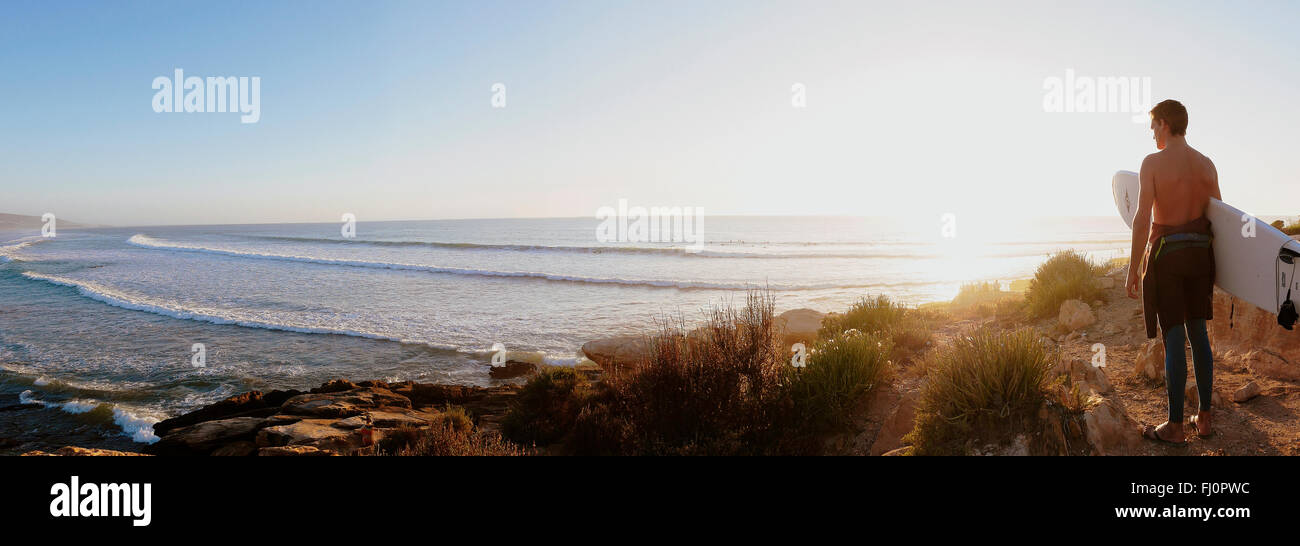 Panoramasicht auf das kleine Fischerdorf Taghazout - Marokko. Beliebt für seine erstaunliche Surfen Stockfoto