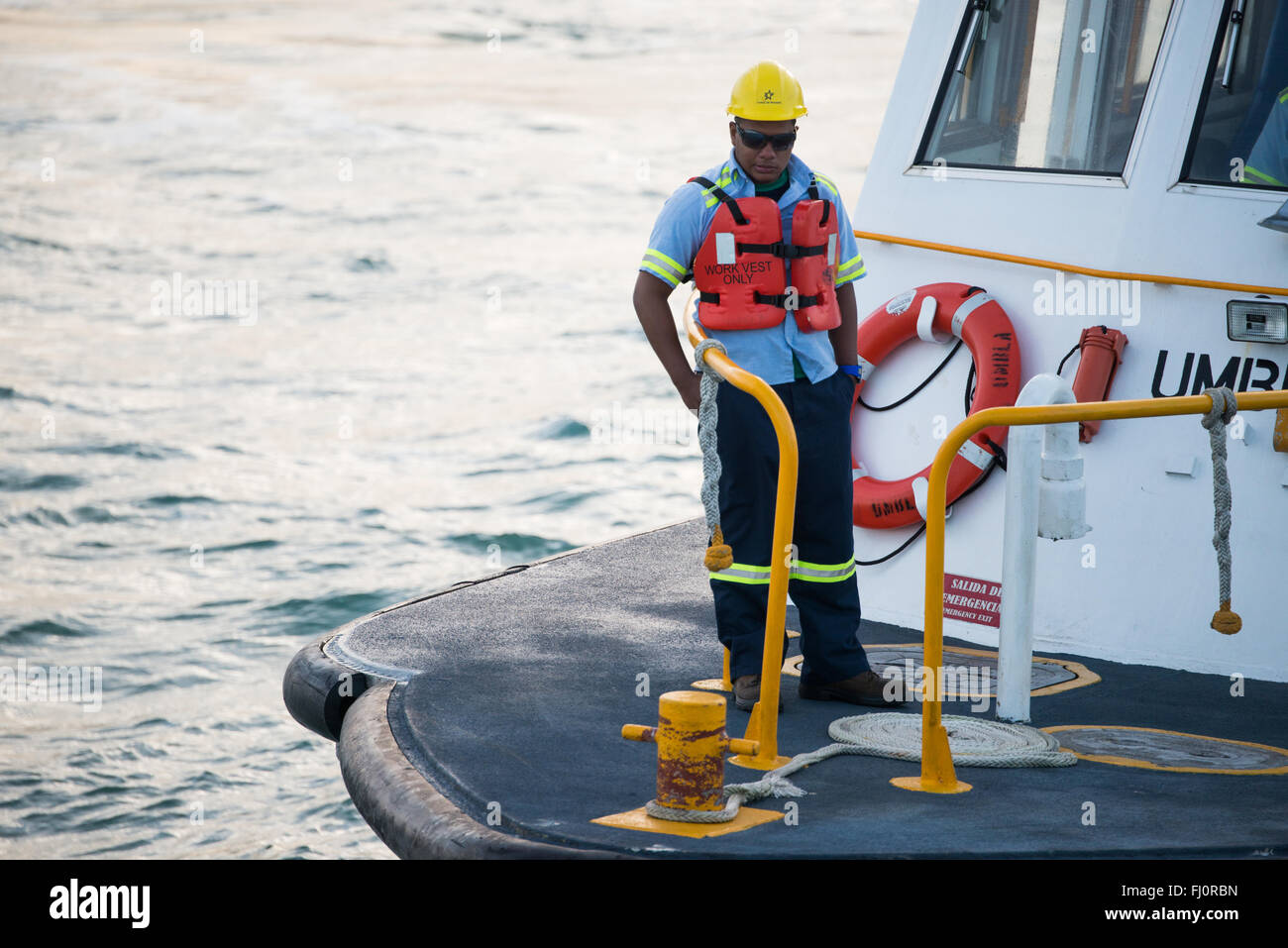 Panamakanal Pilot Boat Panama // PANAMAKANAL, Panama — Ein Pilot-Boot setzt einen Piloten zu einem Schiff ab, das in den Panamakanal eindringt. Jedes Schiff, das die Wasserstraße durchquert, muss einen Panamakanal-Piloten an Bord haben, um das komplexe Schleusensystem zu steuern. Der 1914 eröffnete 50 km lange Kanal dient als wichtige Schifffahrtsstraße zwischen dem Atlantik und dem Pazifischen Ozean, wodurch Schiffe nicht mehr Südamerika umfahren müssen. Das technische Wunderwerk wurde von den Vereinigten Staaten bis zum 31. Dezember 1999 gebaut und betrieben, als die Kontrolle nach Panama unter den Bedingungen des 1977 Torr übertragen wurde Stockfoto