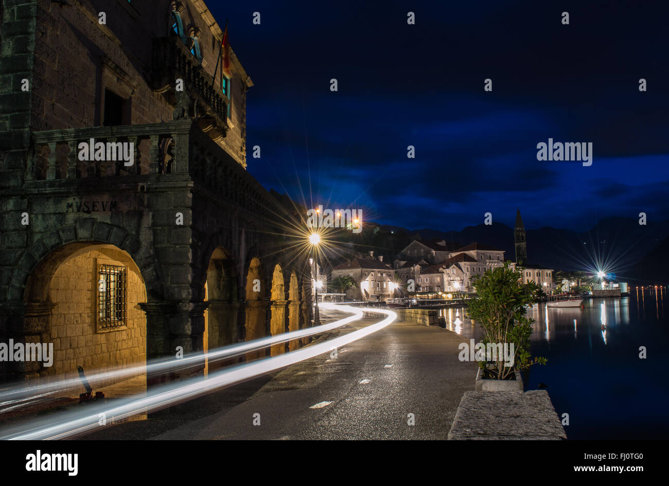 Weg des Lichts in Perast, Langzeitbelichtung Stockfoto