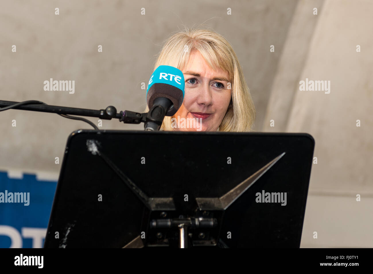 Ballincollig, Irland. Februar 2016. Cork North West Returning Officer, Sinead McNamara gibt das Ergebnis der ersten Zählung bei Coláiste Choilm bei der irischen Parlamentswahl 2016 bekannt. Credit: AG News/Alamy Live News Stockfoto