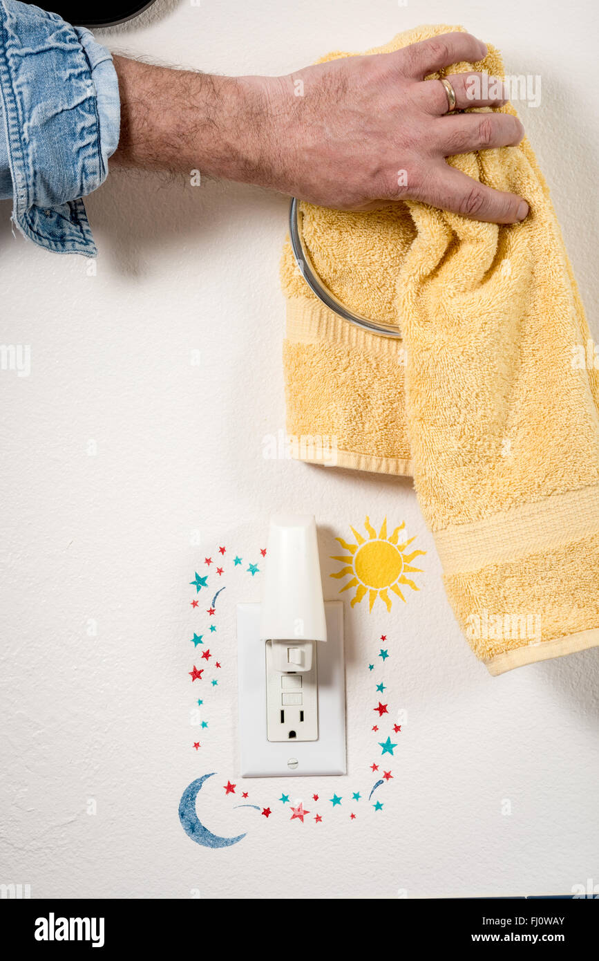 Man legt auf ein gelbes Bad Handtuch Stockfoto