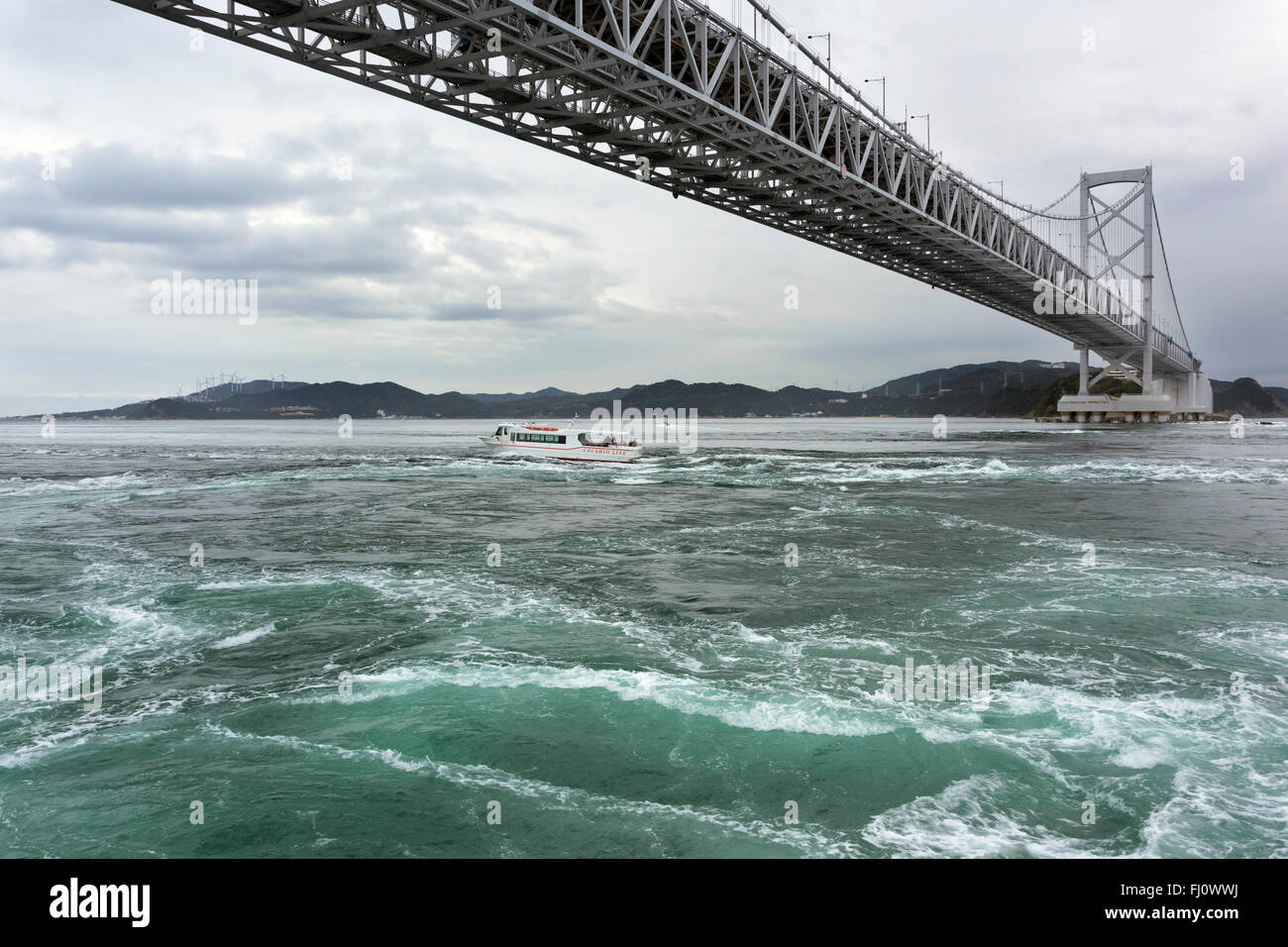 Gezeitenströme unter der Schnellstraße Awaji-Naruto, Naruto, Japan Stockfoto