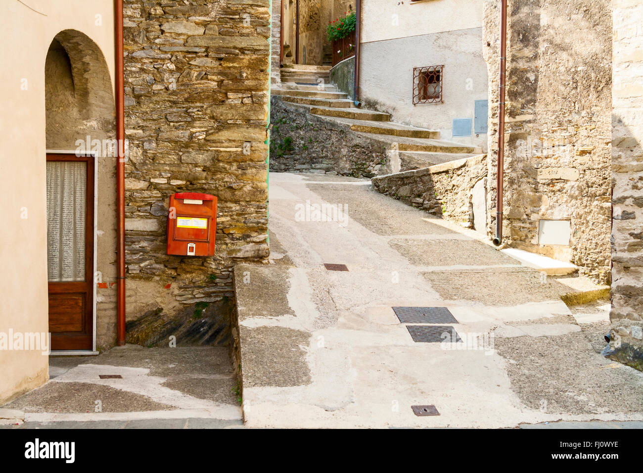 enge Gasse in einer italienischen Kleinstadt Stockfoto