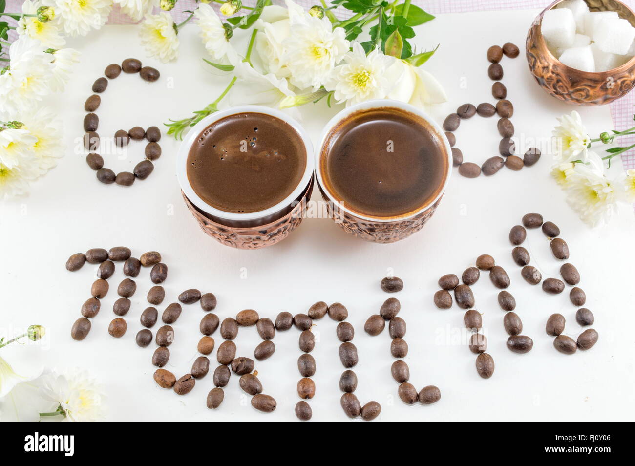 Zwei Tassen Kaffee bilden einen "Guten Morgen"-Hinweis Stockfoto