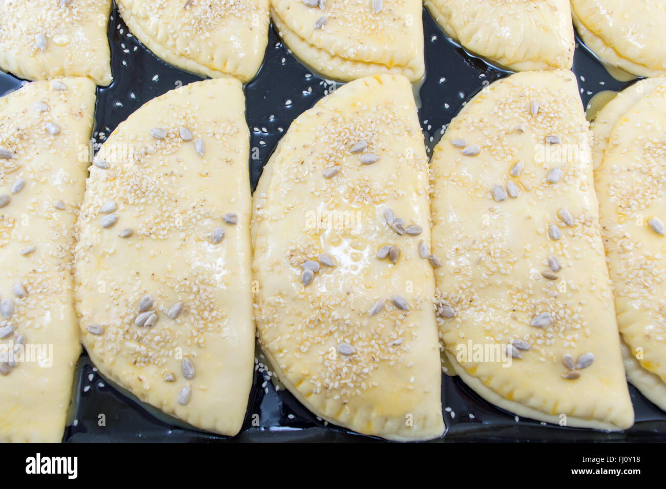 Hausgemachtes Gebäck mit Sesam fertig zum Backen Stockfoto