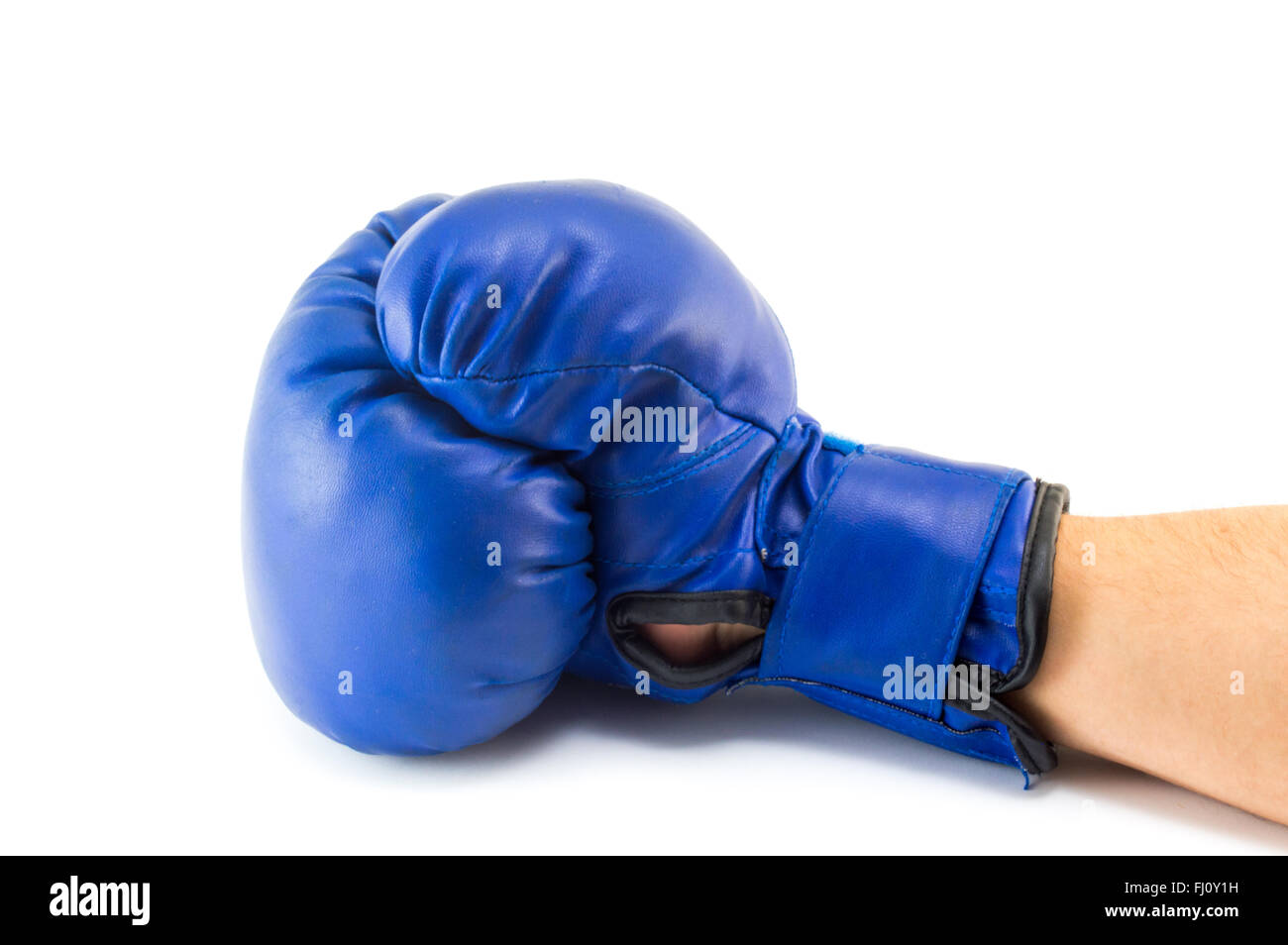 Junger Mann Hand in blauen Boxhandschuh isoliert Stockfoto