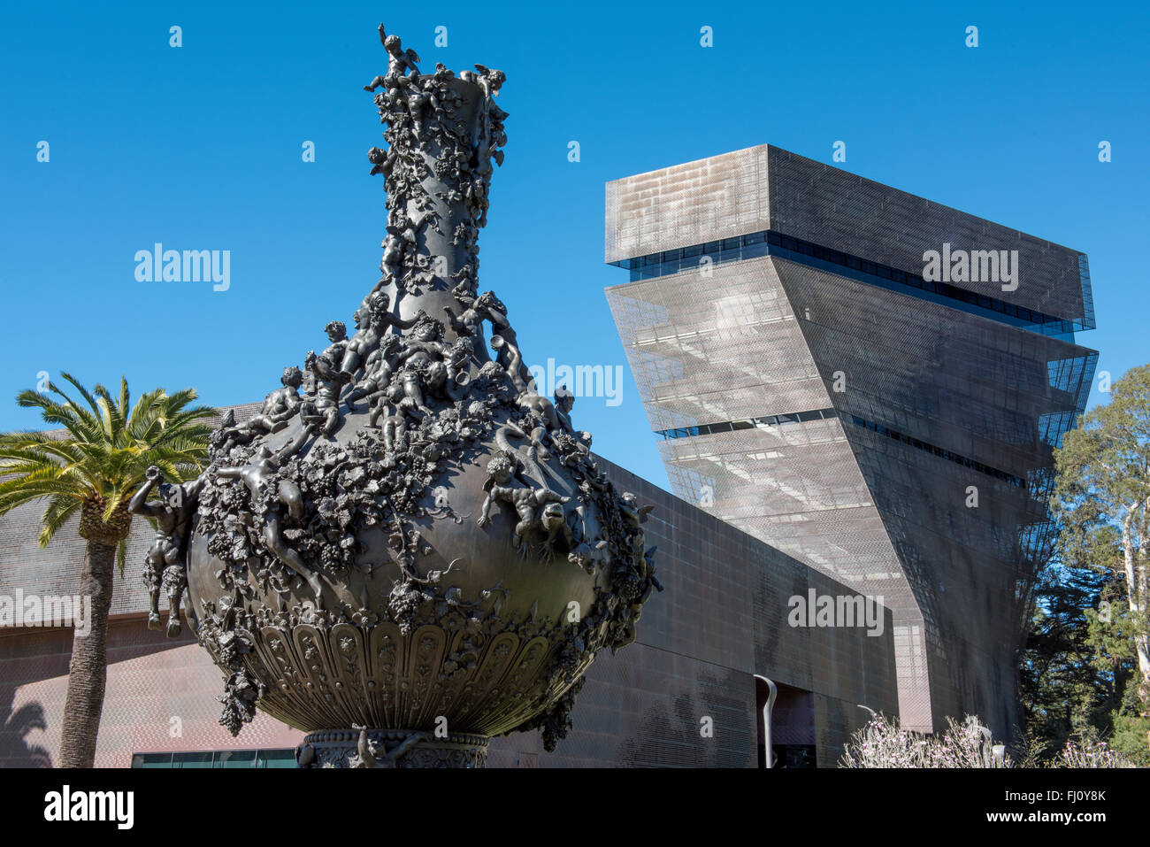 M.h. de Young Memorial Museum mit den Doré-Vase im Vordergrund angezeigt. Golden Gate Park, San Francisco, Kalifornien, USA Stockfoto