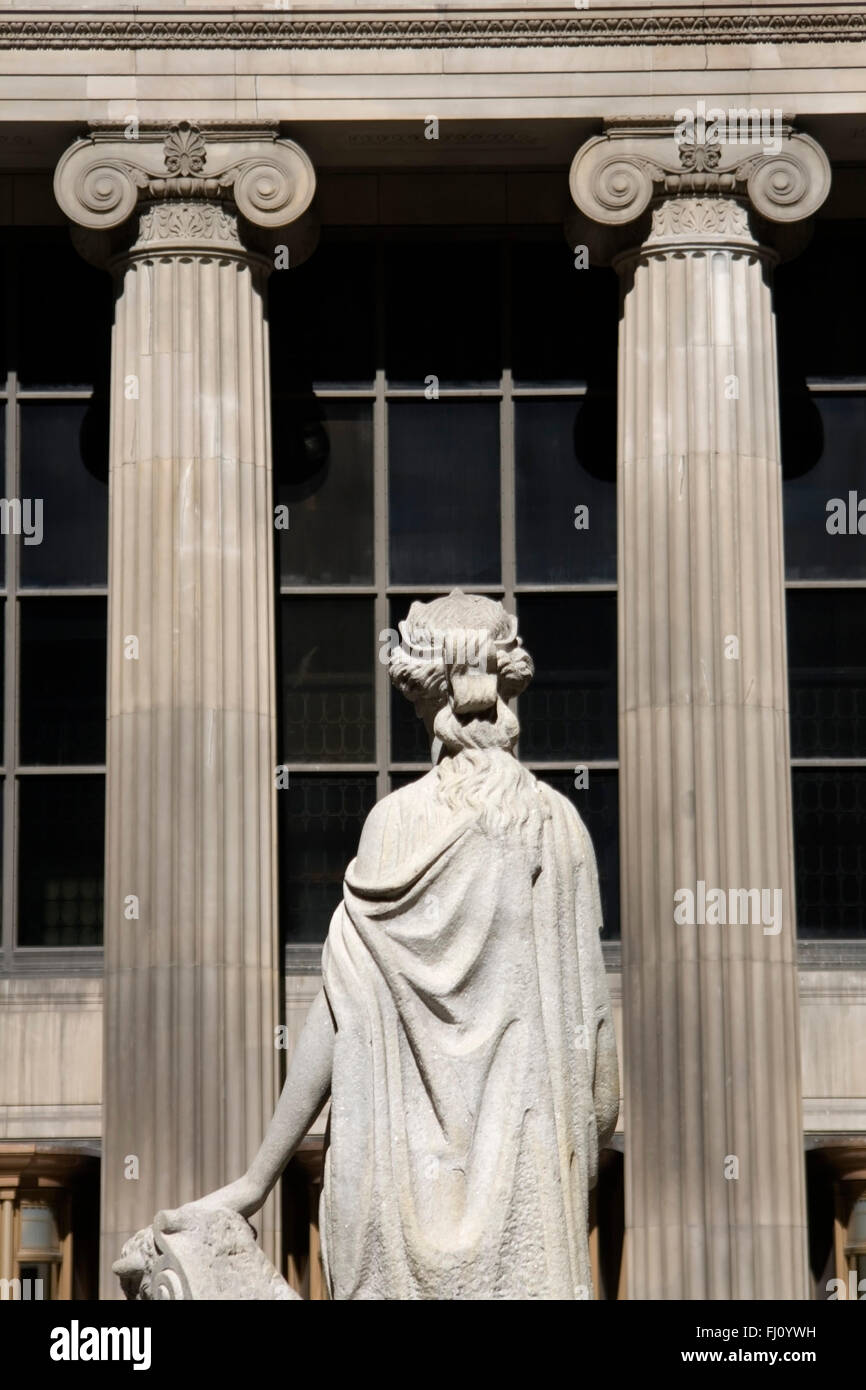 Ansicht der Rückseite des Klassikers Statue vor der Spalten in Chicago Plaza Stockfoto
