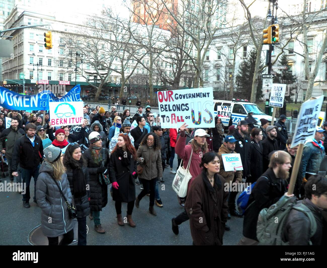 New York, USA. 28. Februar 2016. Bernie Sanders marschieren hinunter Broadway in New York City, New York. USA © Mark Apollo/Alamy Live News Bildnachweis: Mark Apollo/Alamy Live-Nachrichten Stockfoto