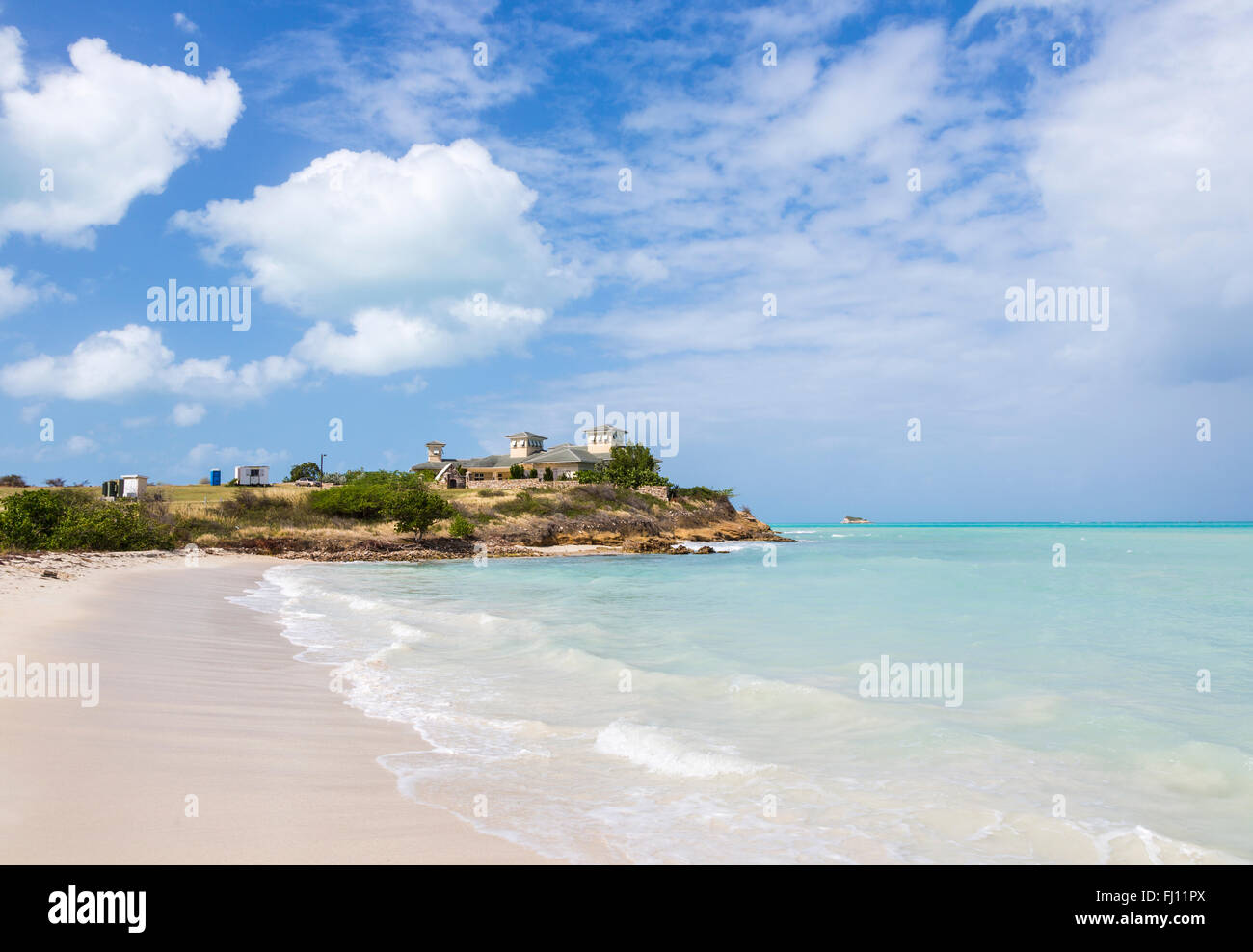 Unberührte, unberührten tropischen Dickenson Bay Strand, Landschaft und Küste im Norden Antigua, Antigua und Barbuda, West Indies Stockfoto