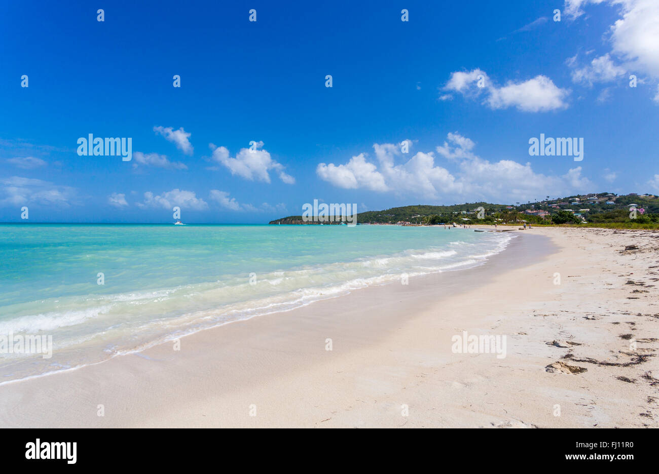 Blick auf den unberührten und beliebte geschwungenen Dickenson Bay Strand im Norden Antigua, Antigua und Barbuda, West Indies Stockfoto