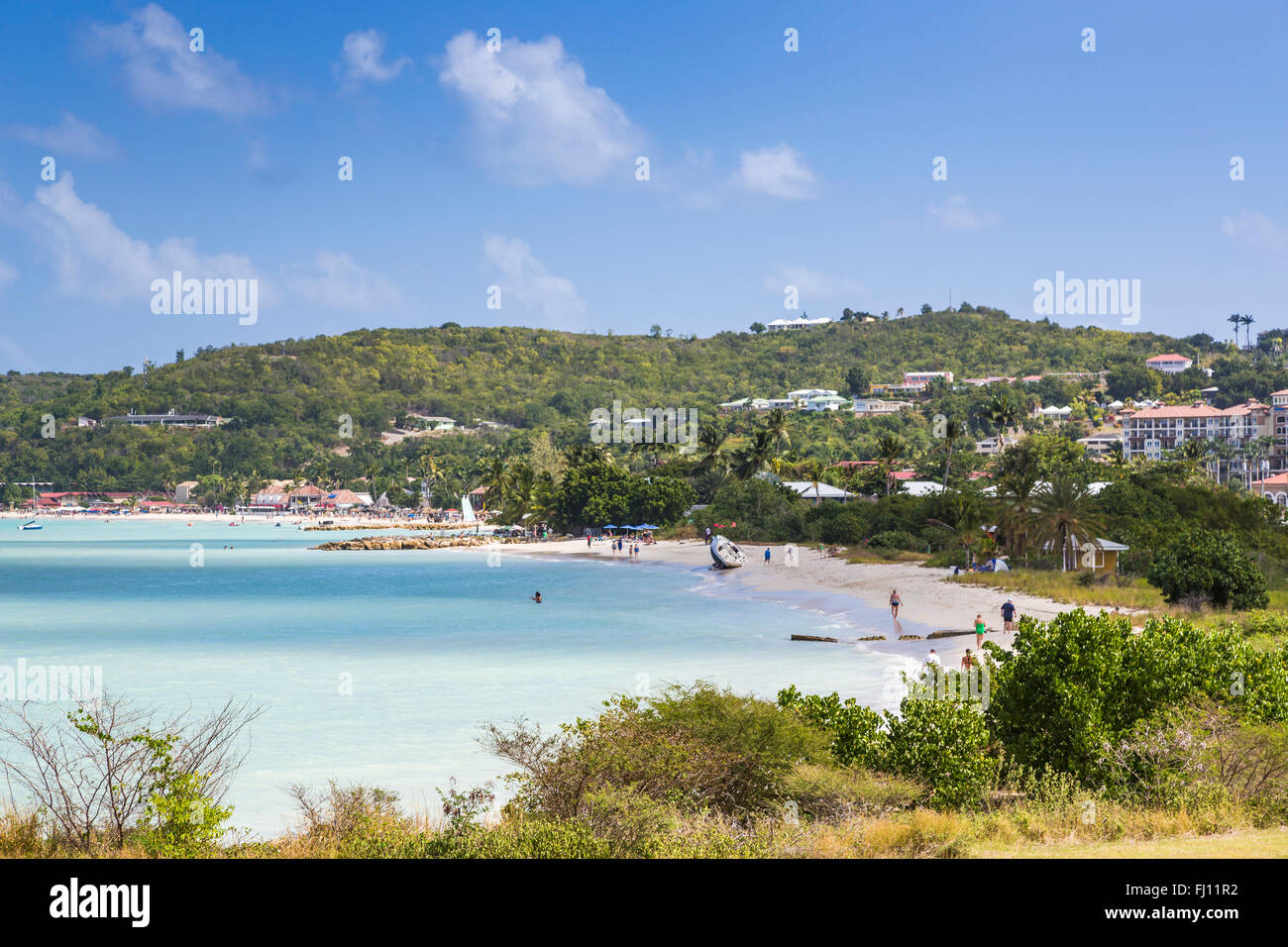 Blick auf den unberührten und beliebte geschwungenen Dickenson Bay Strand im Norden Antigua, Antigua und Barbuda, West Indies Stockfoto