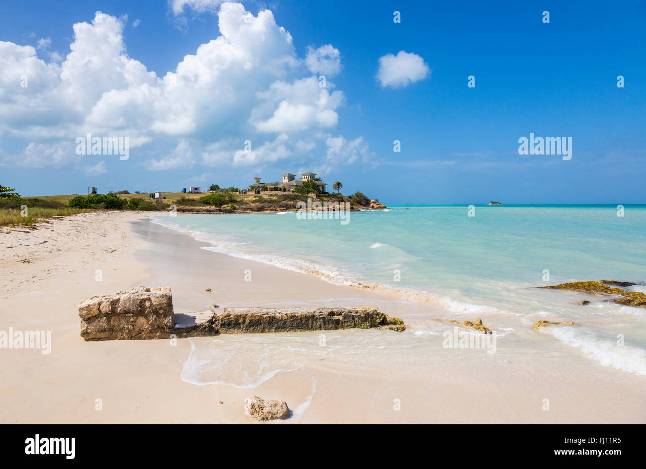 Unberührte, unberührten tropischen Sandstrand Dickenson Bay, Landschaft und Küste im Norden Antigua, Antigua und Barbuda, West Indies Stockfoto