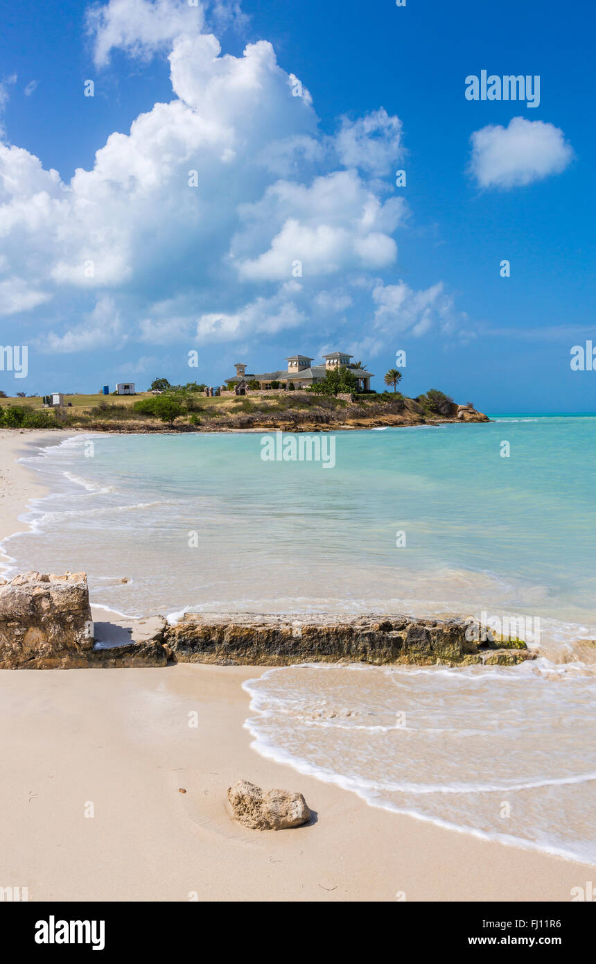 Unberührte, intakte Dickenson Bay Strand Landschaft und tropische Küste in Norden Antigua, Antigua und Barbuda, Karibik Stockfoto