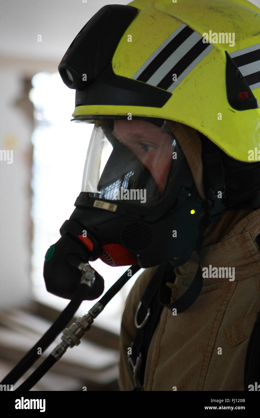 Sevenoaks, Kent, UK. 26. Februar 2016.  Das simulierte Feuer-Szenario im Tubs Hill House London unterwegs waren fünf Feuerwehrfahrzeuge, rund 25 Feuerwehrleute und ein Höhe Fahrzeug beteiligt. Besatzungen, die Reaktion auf einen Notfall 999 anrufen von den Fremdfirmen arbeiten im Gebäude, bestehend aus zwei Türmen, jedes der acht Stockwerke. Das Drama entfaltet sich nach Feuer zwischen der 7. und 8. Etage mit vier Personen ausbricht als vermisst gemeldet. Bildnachweis: HOT SHOTS/Alamy Live-Nachrichten Stockfoto