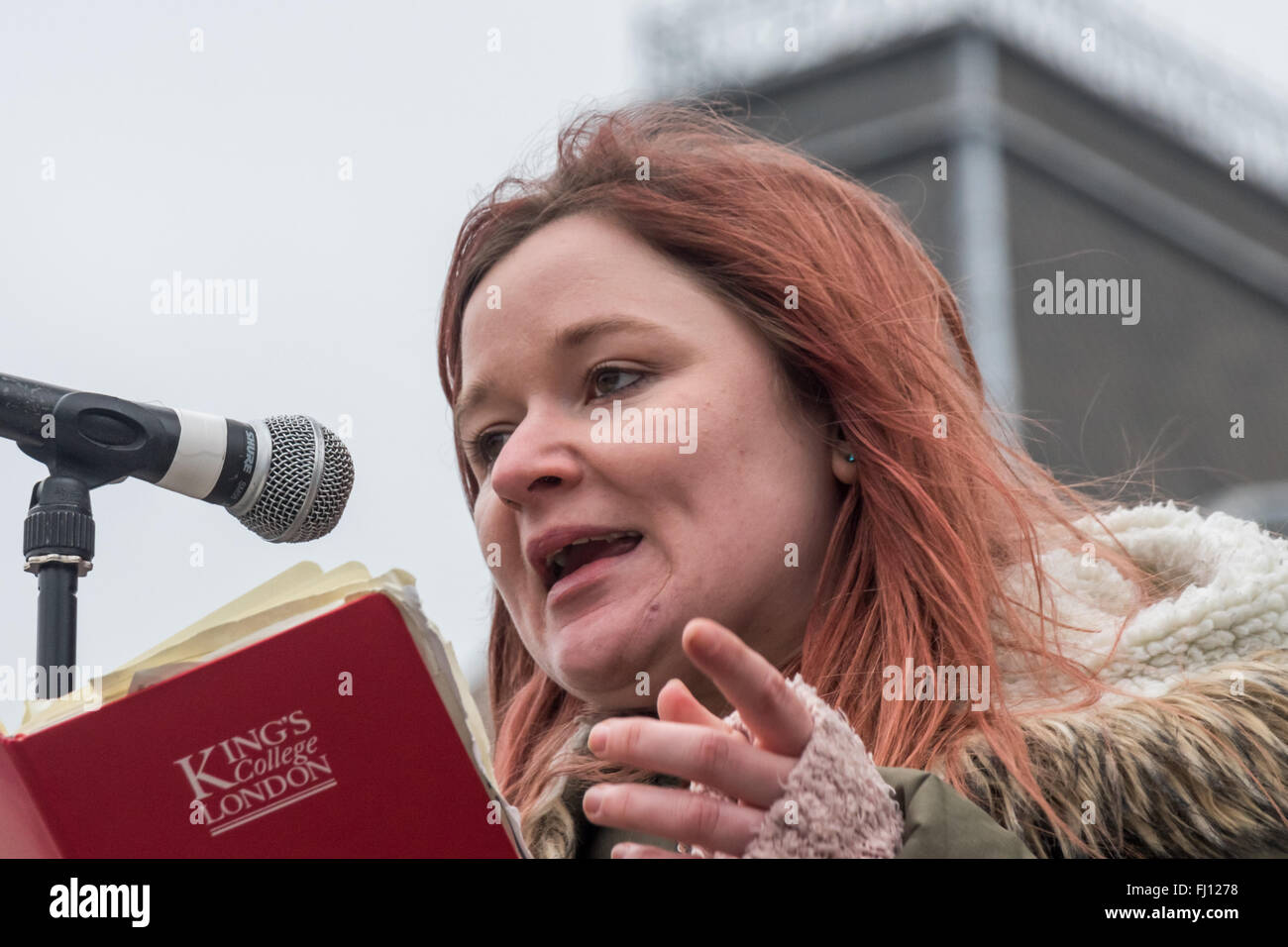 London, UK. 27. Februar 2016. Ein Student aus Kings College London, Danielle Jade Alexandra, bittet um Unterstützung für die Kampagne gegen die Abschaffung der NHS-Stipendien, die dazu führen, dass große Härte und stark geschnitten die Zahlen zu Krankenschwestern und andere medizinische Fachkräfte ausbilden zu können. Peter Marshall, Alamy Live-Nachrichten Stockfoto