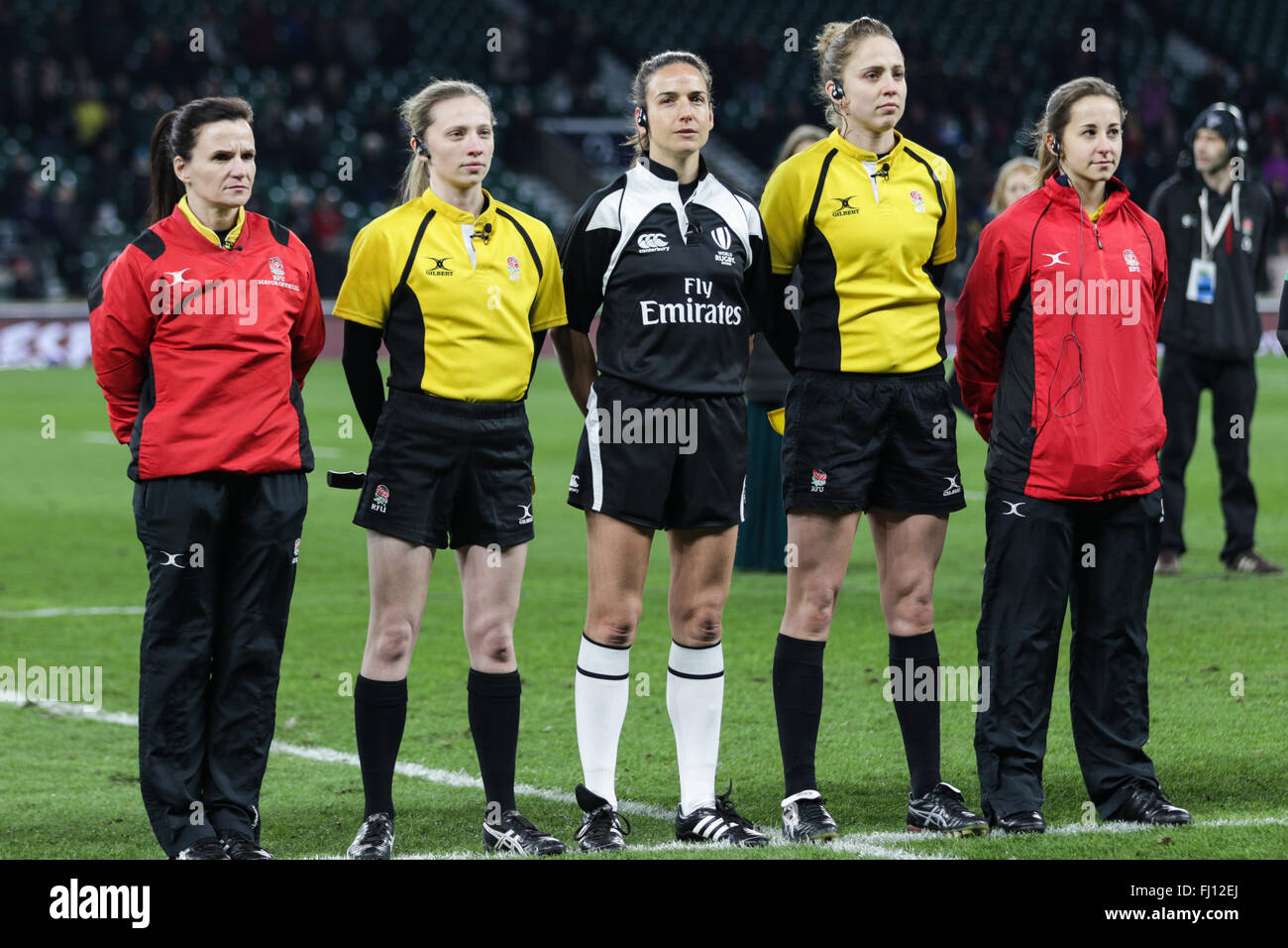 London, UK. 27. Februar 2016. Übereinstimmen Sie Beamten, bevor die Frauen Six Nations zwischen England und Irland in Twickenham entsprechen. England gewann das Spiel 13-9. Bildnachweis: Elsie Kibue / Alamy Live News Stockfoto