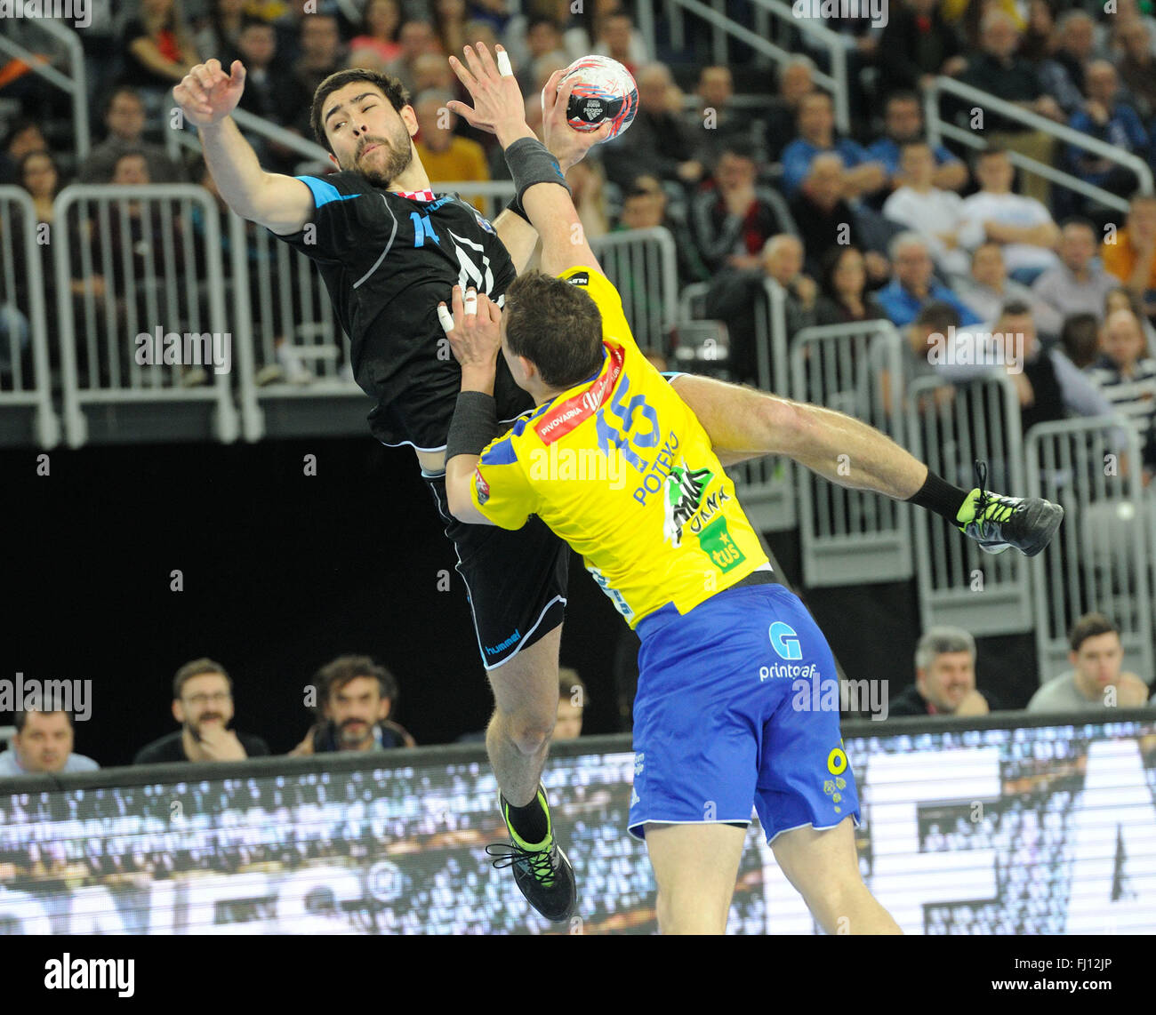 Zagreb, Kroatien. 27. Februar 2016. Luka Sebetic PPD Zagreb (oben) tritt während der EHF Men es Champions League Handball Spiels zwischen PPD Zagreb und Celje Pivovarna Lasko an der Arena Zagreb in Zagreb, Kroatien, 27. Februar 2016. PPD Zagreb gewann 24-23. Bildnachweis: Miso Lisanin/Xinhua/Alamy Live-Nachrichten Stockfoto