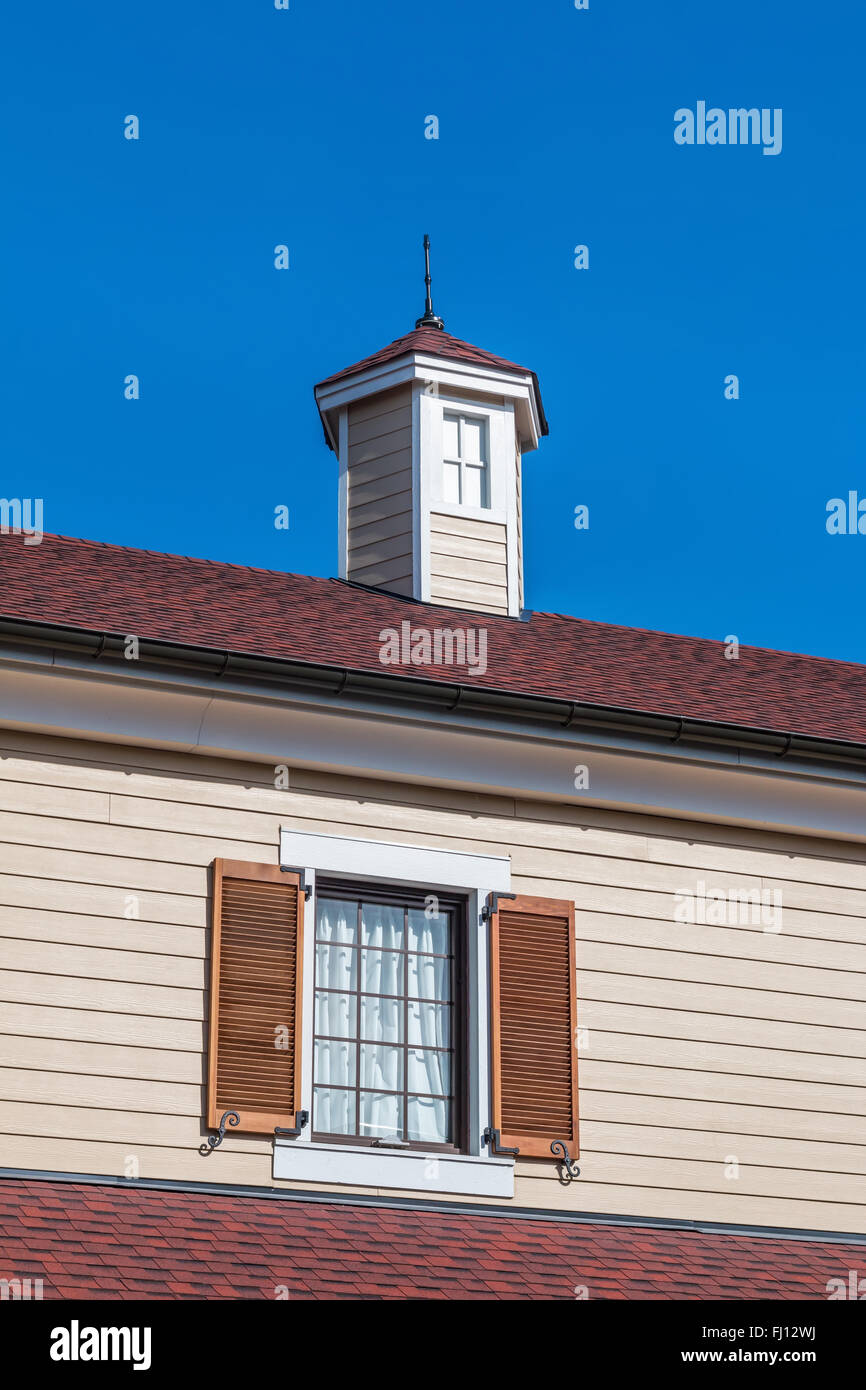 Türmchen und Fenster auf neues Haus, mit strahlend blauen Himmel im Hintergrund Stockfoto