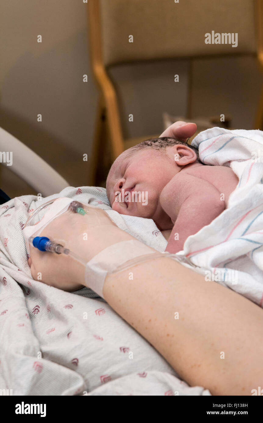 Fridley, Minnesota. Einheit-Krankenhaus. 31 Jahre alt, alleinerziehende Mutter im Krankenhaus Bindung mit ihrem Neugeborenen Babymädchen nach der Geburt. Stockfoto