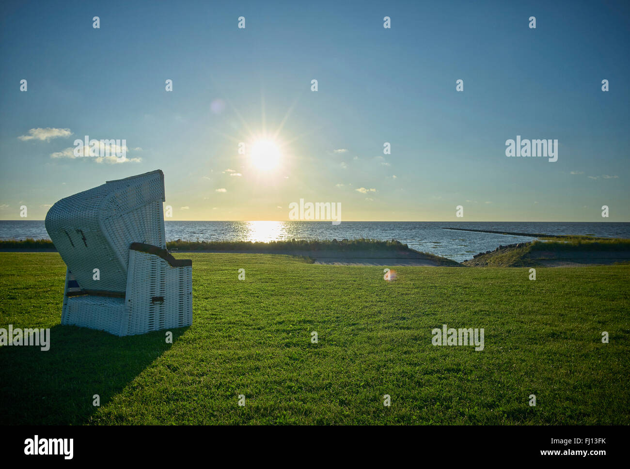 Deutschland, Dithmarschen, Friedrichskoog-Spitze, Sonnenuntergang an der Nordsee-Nordsee Stockfoto