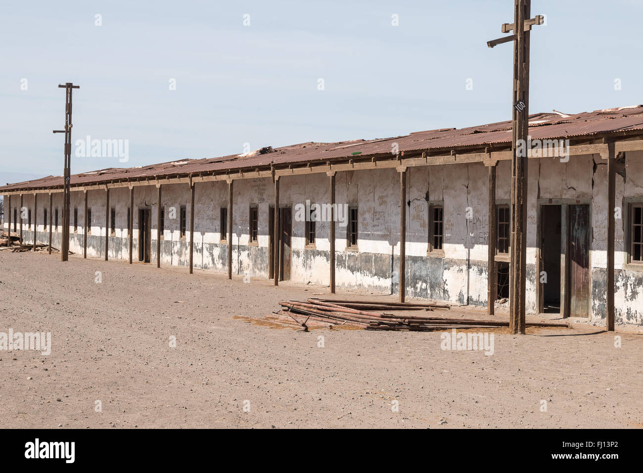 Leeren Straßen von verlassenen Häusern in humberstone Ghost Town, ein ehemaliger Nitrat Gewinnung und Verarbeitung von Stadt in der Atacama Wüste. Stockfoto