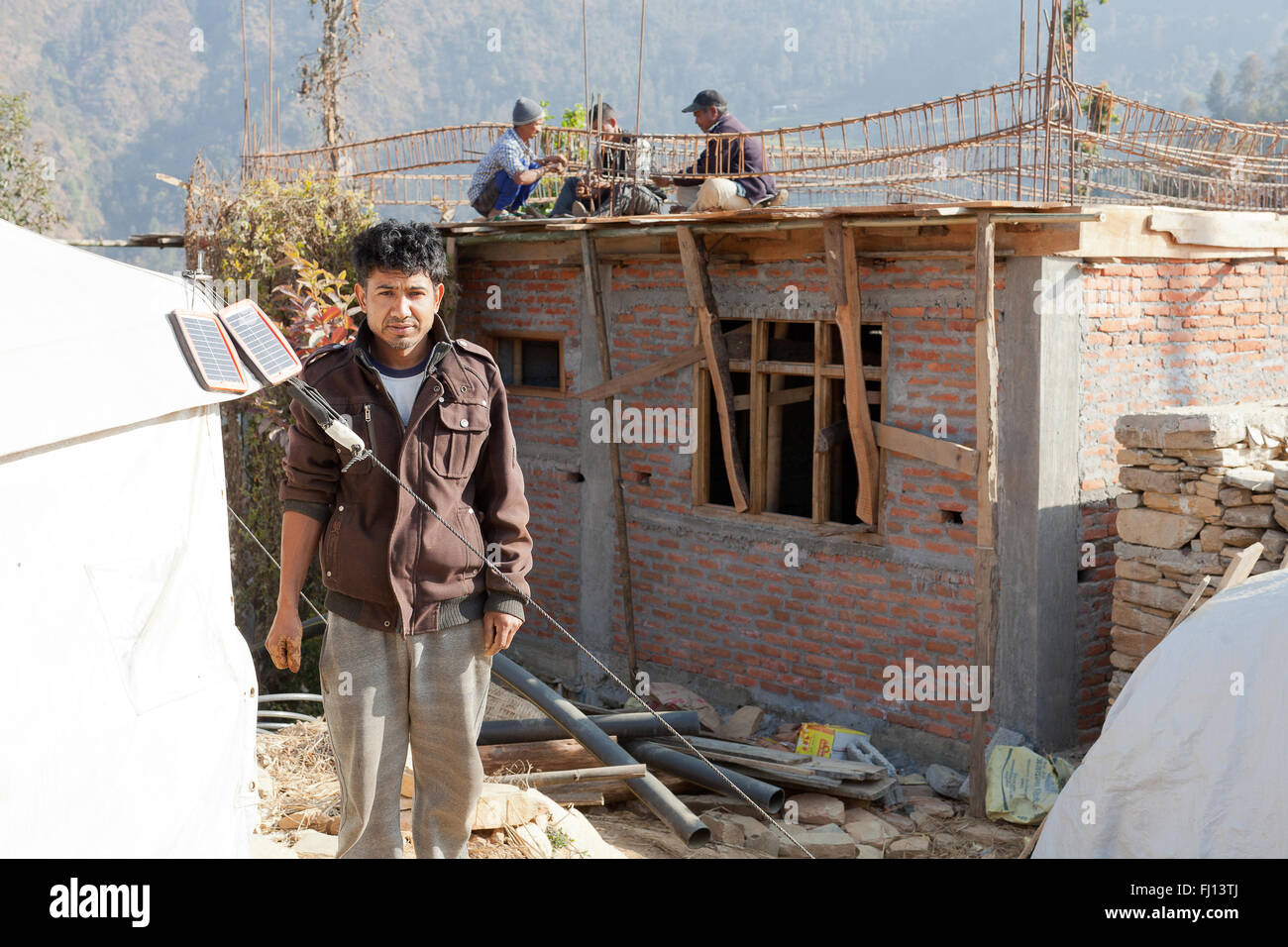 Bel Bohadur Sapkota (34 Jahre) erhielt eine IRFC Zelt von ShelterBox in Verbindung mit der NRCS nach dem Erdbeben. Stockfoto