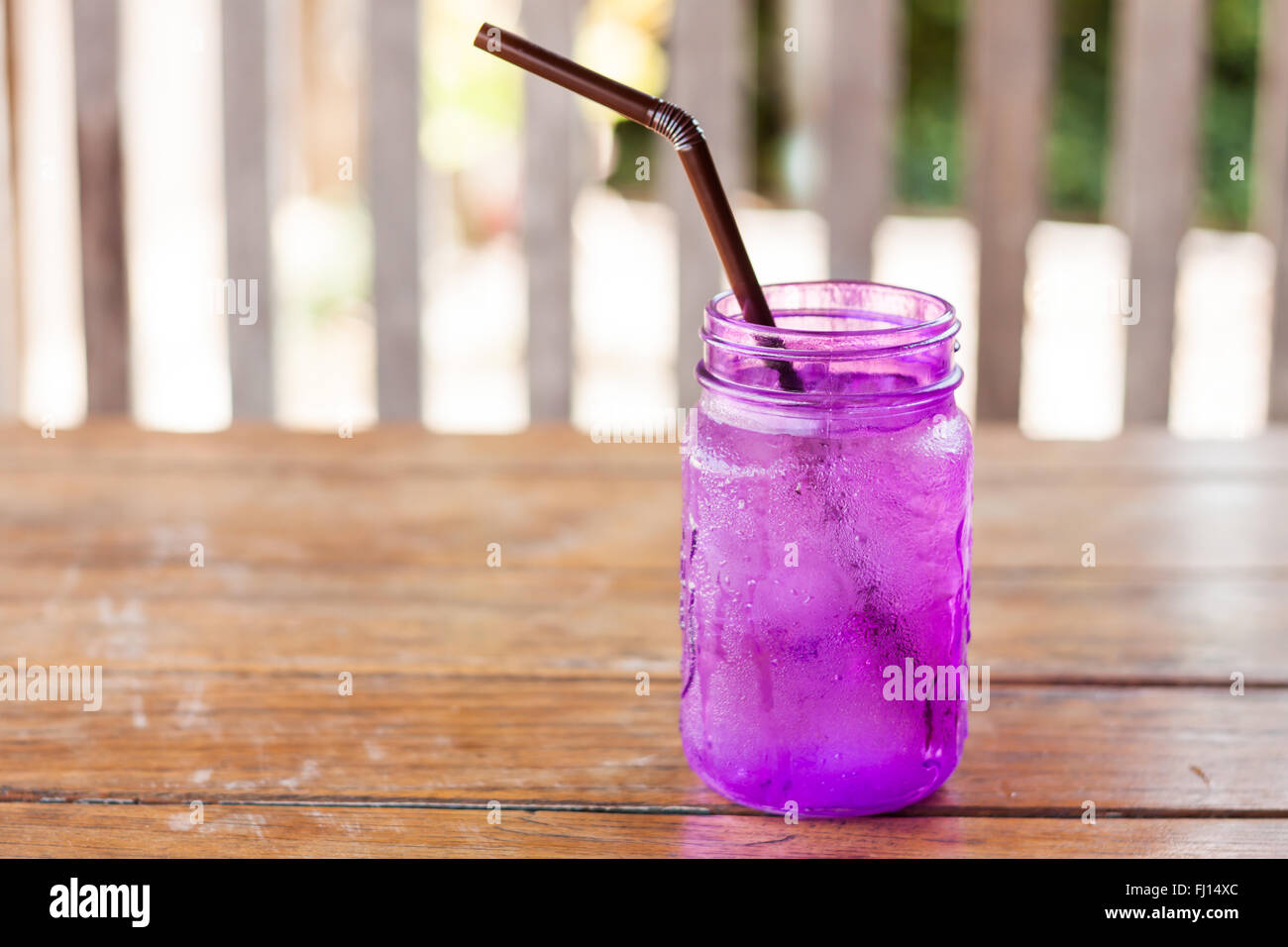 Geeistes Getränk in Violettglas in Coffee-Shop, Fotoarchiv Stockfoto