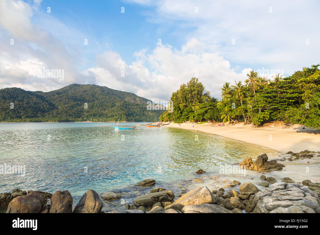 Koh Lipe sunset Beach ist ein Relax-Strand auf der beliebten Insel in der Andamanensee im Süden Thailands, ganz in der Nähe der Malaysia-bo Stockfoto