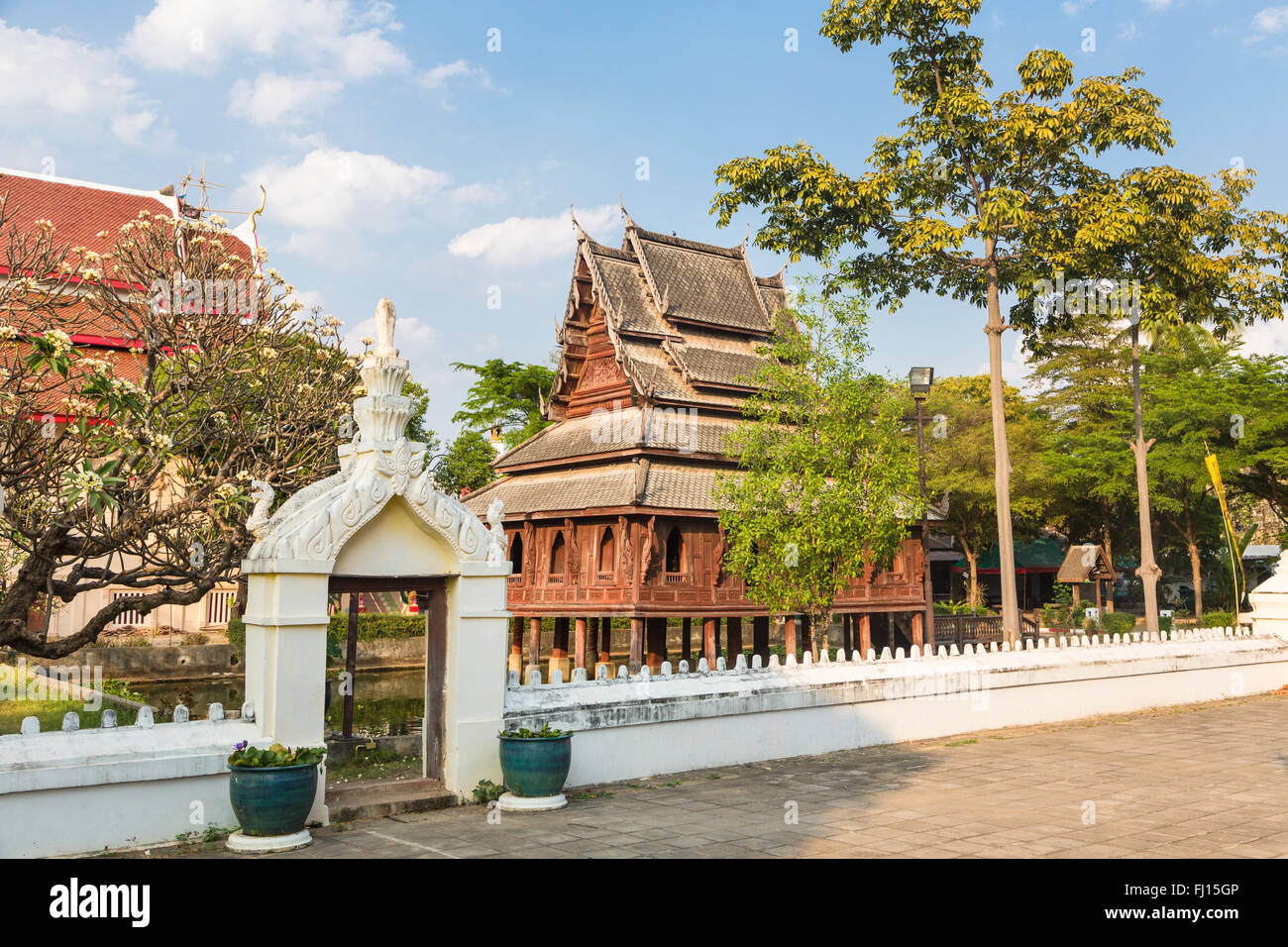Die Bibliothek auf Stelzen im Tempel Wat Thung Si Muang Ubon Ratchatani im Isan, Nord-Ost-Thailand. Stockfoto