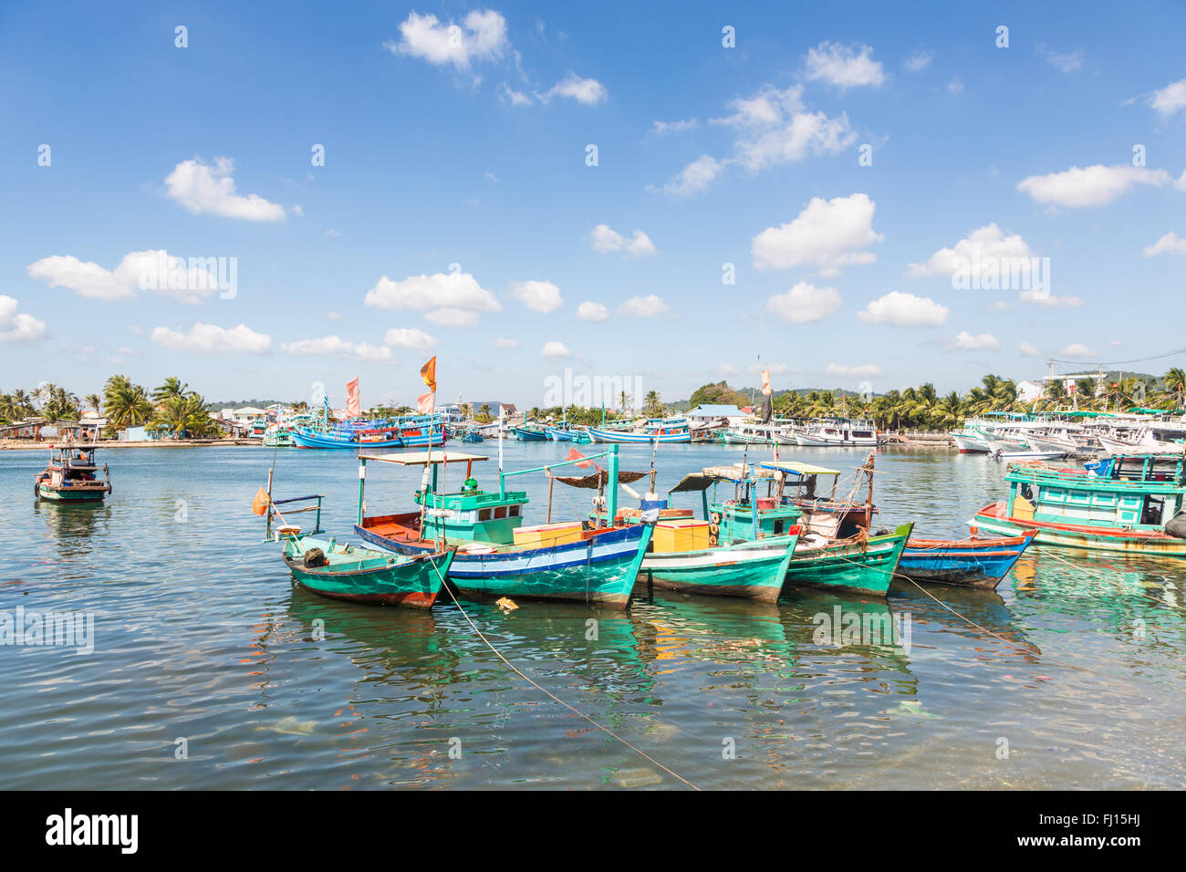 Traditionelle Fischerboote in den Hafen von Duong Dong-Stadt in der beliebten Phu Quoc Insel in Süd-Vietnam gefüttert Stockfoto