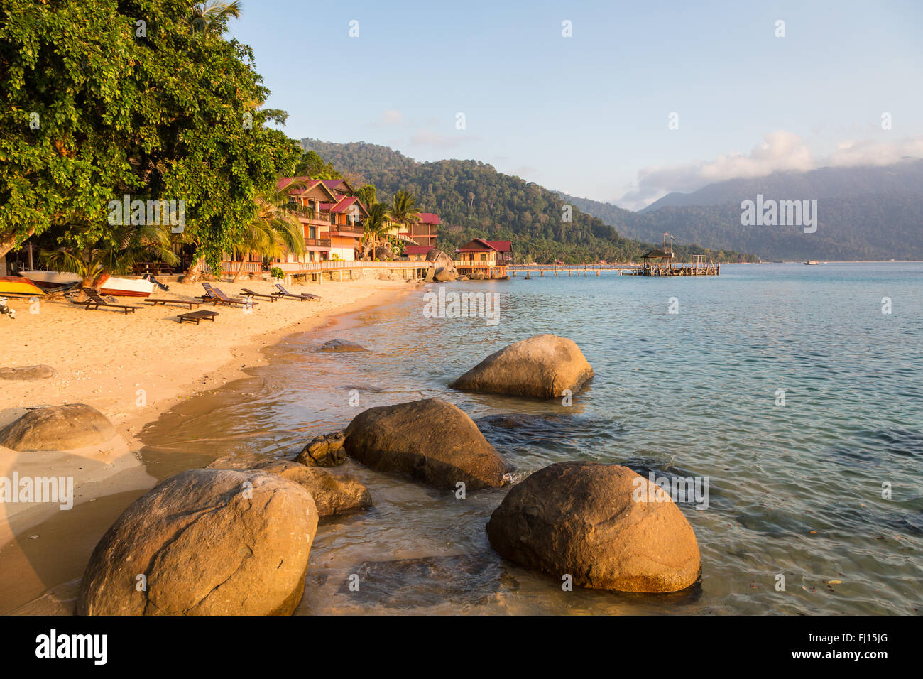 Liegestühle am Strand von Pulau Tioman, Malaysia Stockfoto
