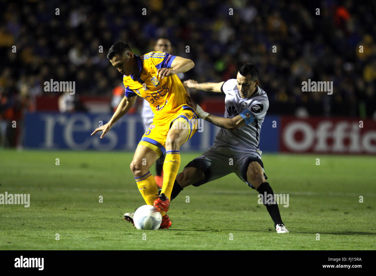 Nuevo Leon, Mexiko. 27. Februar 2016. Tigres' Jorge Torres Nilo (L) wetteifert mit Amerikas Rubens Sambueza während ihres Spiels der 8. Tag des 2016 schließen Tourmament von MX-Liga in San Nicolas de Los Garza, Mexiko, am 27. Februar 2016. Bildnachweis: Str/Xinhua/Alamy Live-Nachrichten Stockfoto