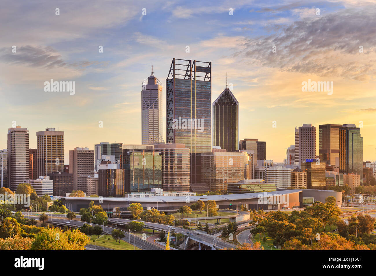 Perth CBD Stadttürme Nahaufnahme von Lookout von Kings Park bei Sonnenaufgang während der goldenen Sonne Licht Hour. Stockfoto